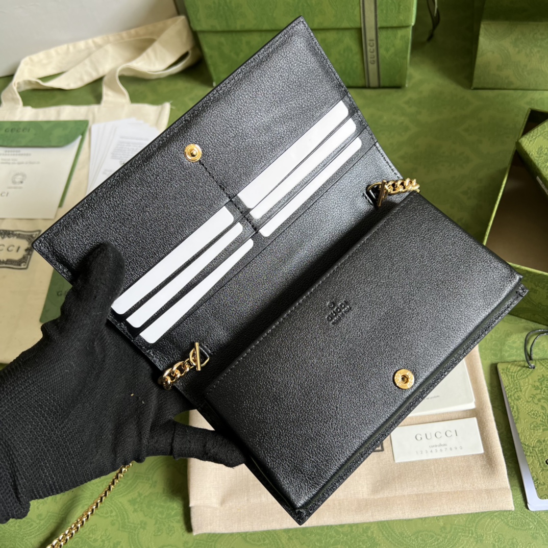 Gvc*1 Leather clutch