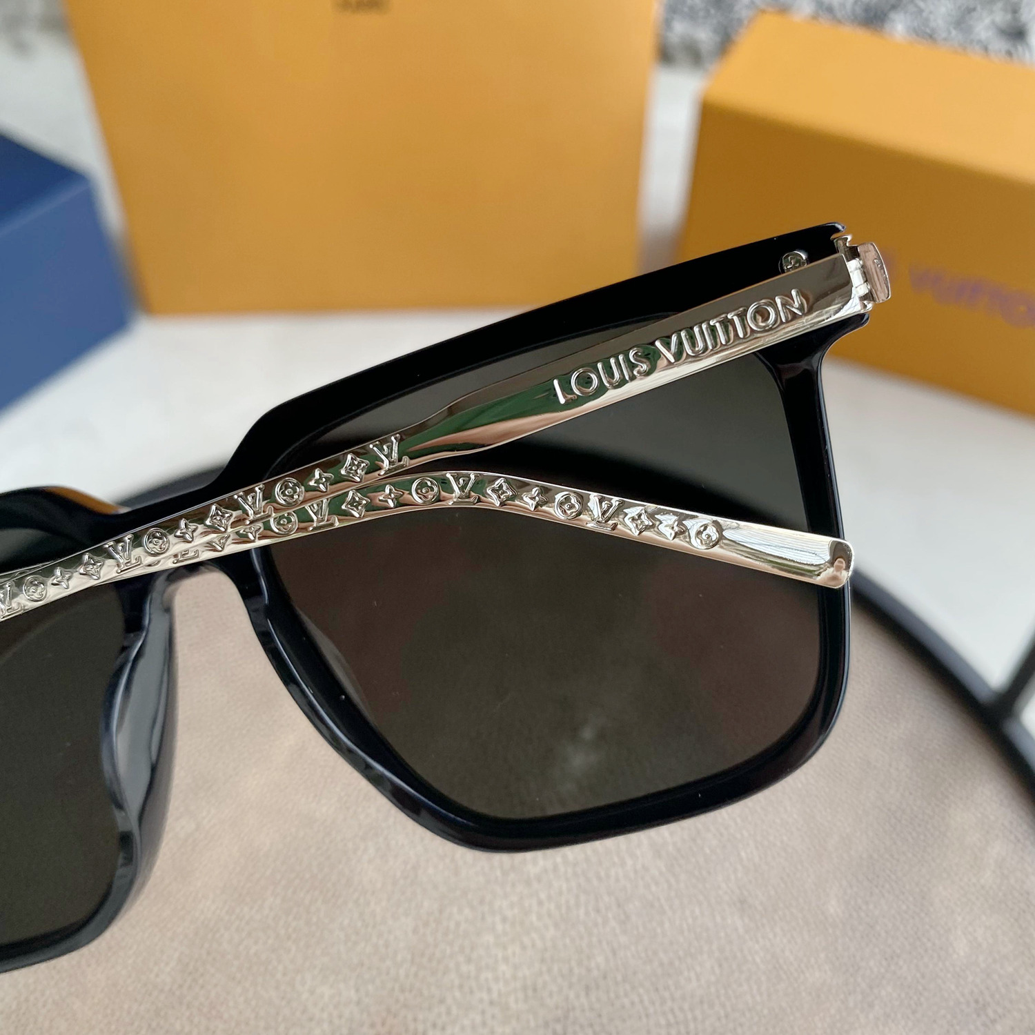 L0vis Vvtt0n | rise square sunglasses