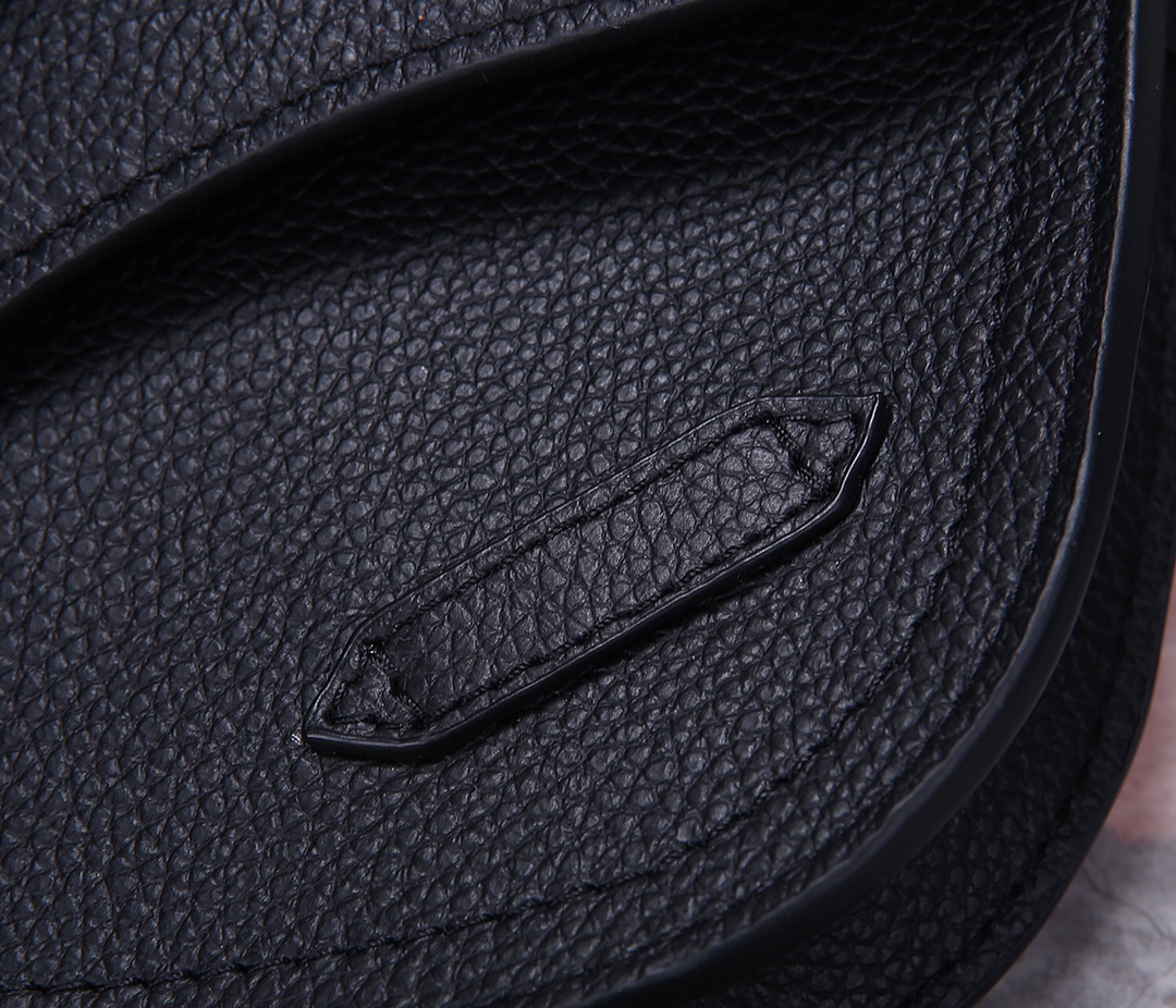 D10r Men’s Saddle Bag