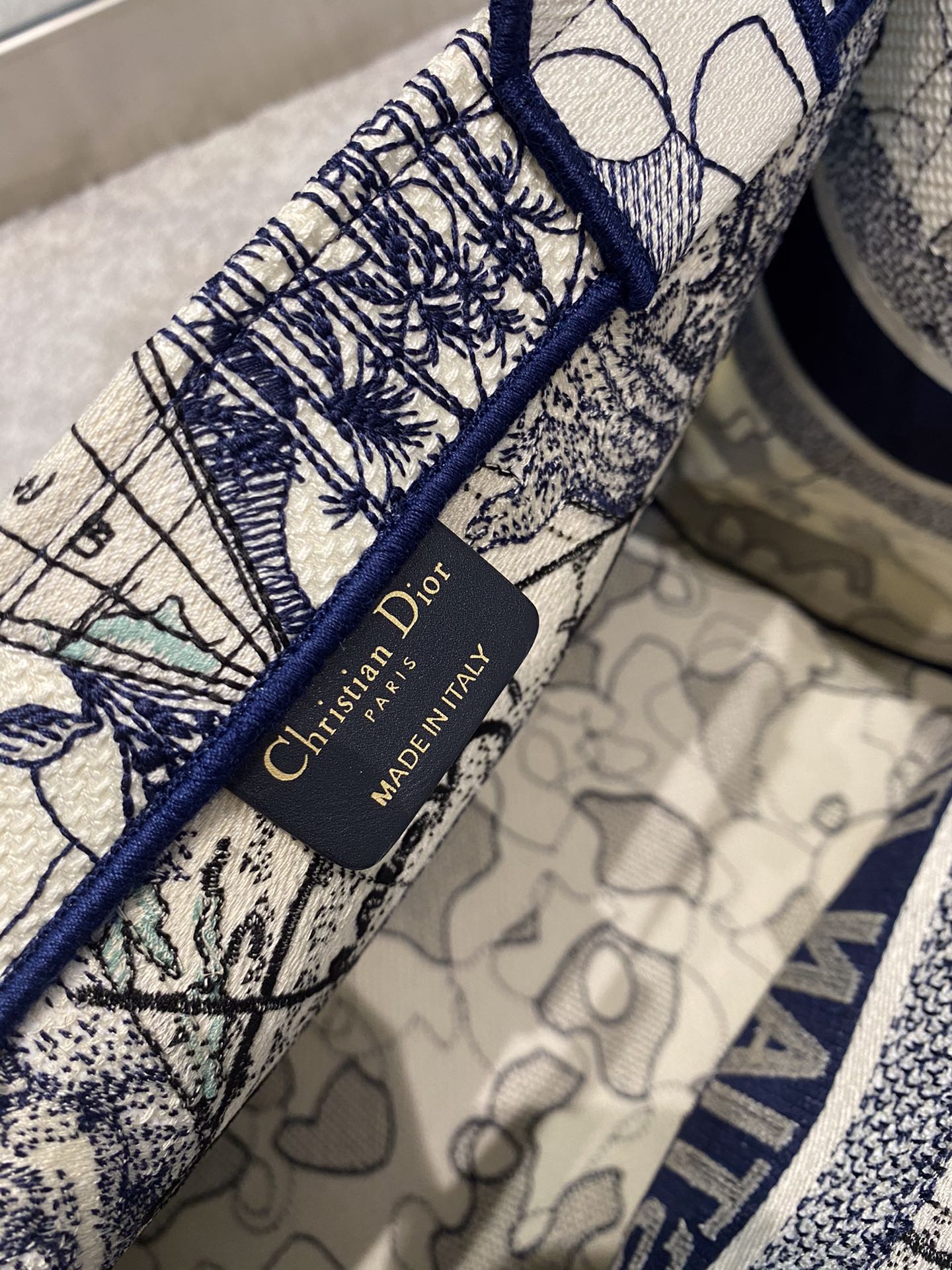 D10r Book Tote