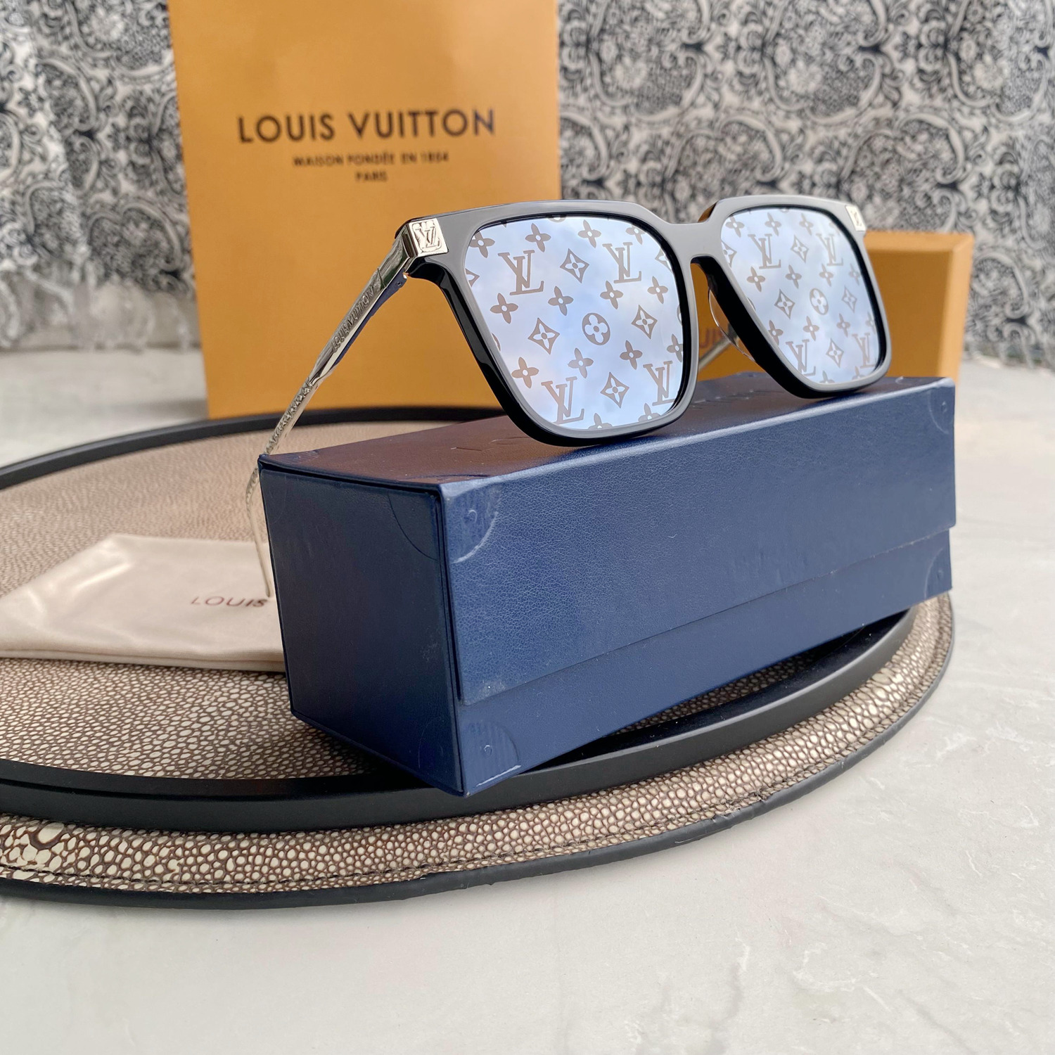 L0vis Vvtt0n | rise square sunglasses