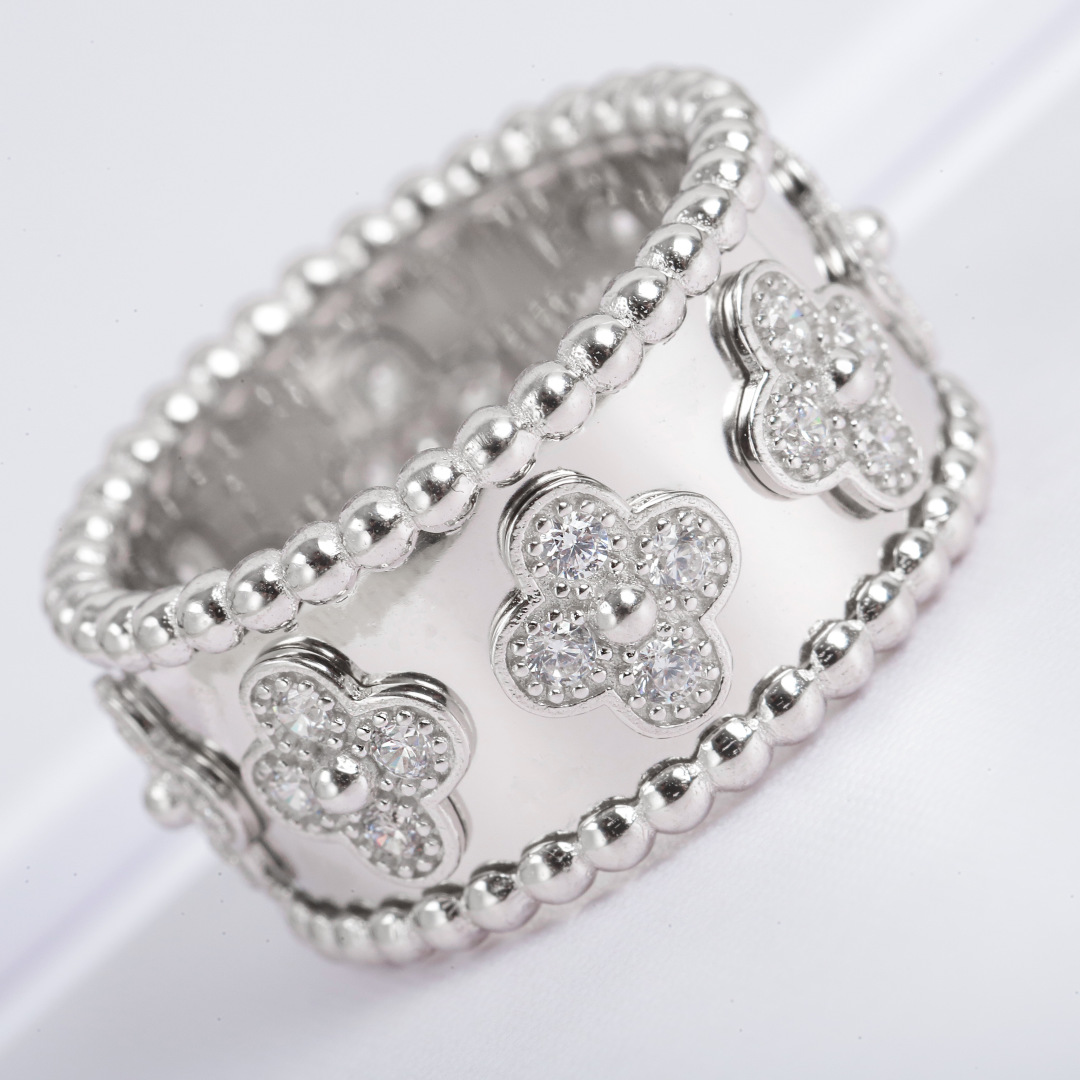 V*n Cl**f Perlée Ring