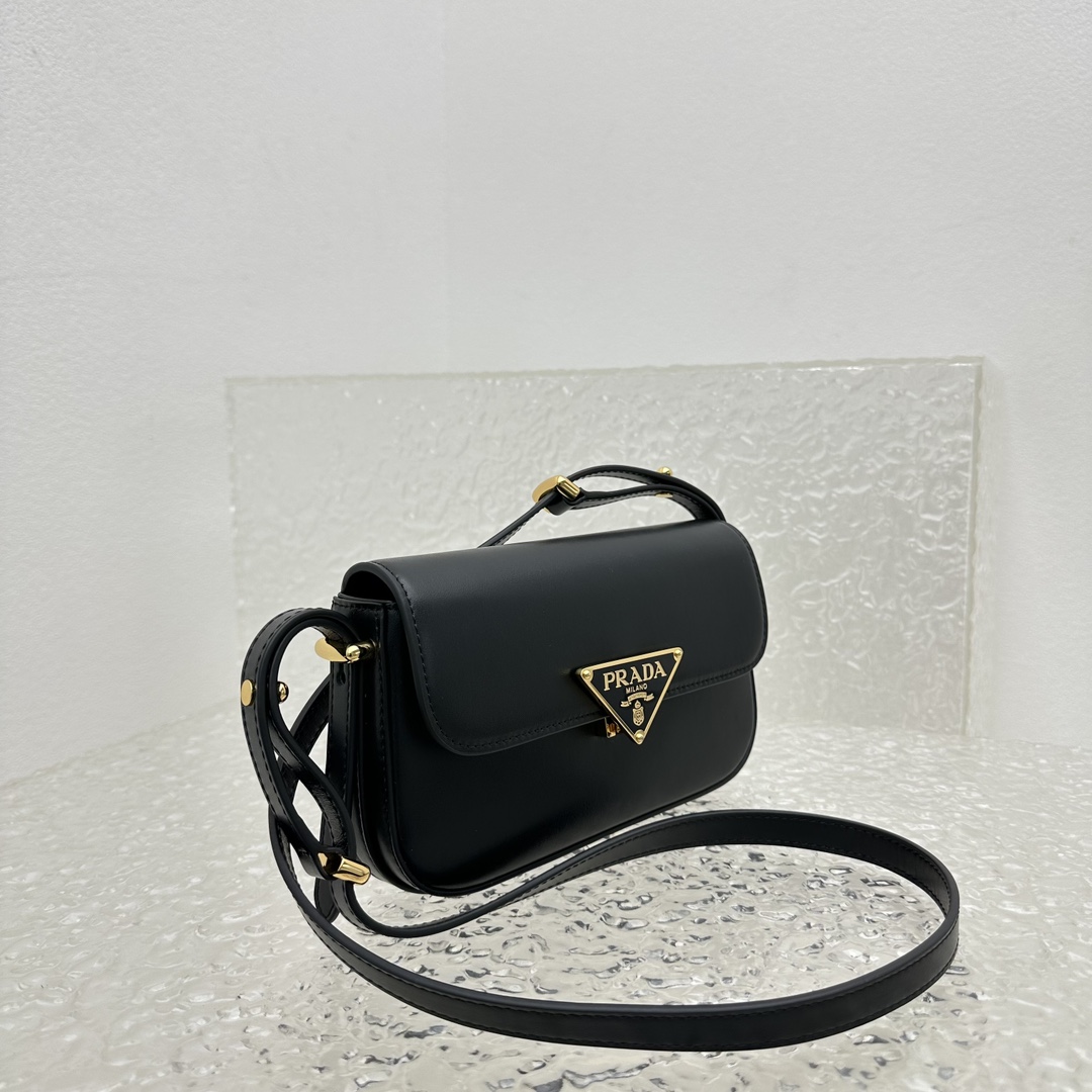 Pra*a Saffiano bag