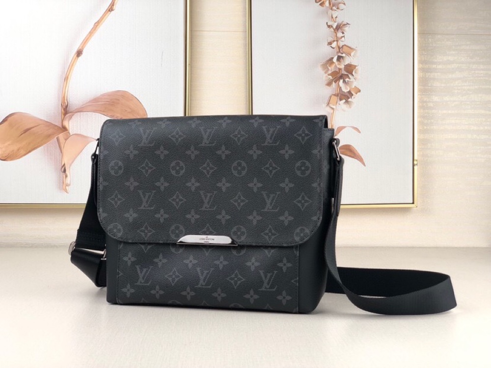 L0vis Vvtt0n Monogram Eclipse Messenger PM