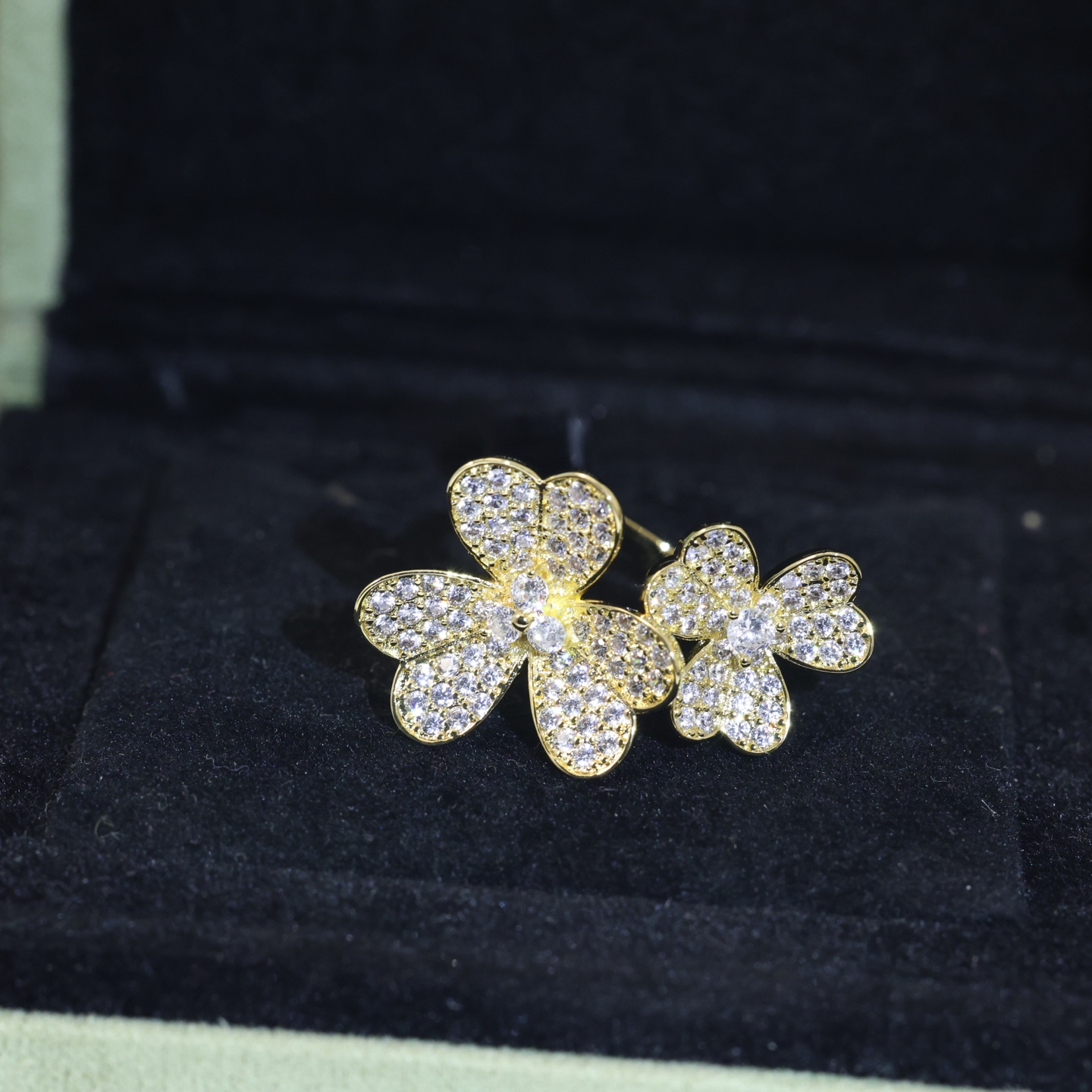 V*n Cl**f & Arpels Ring