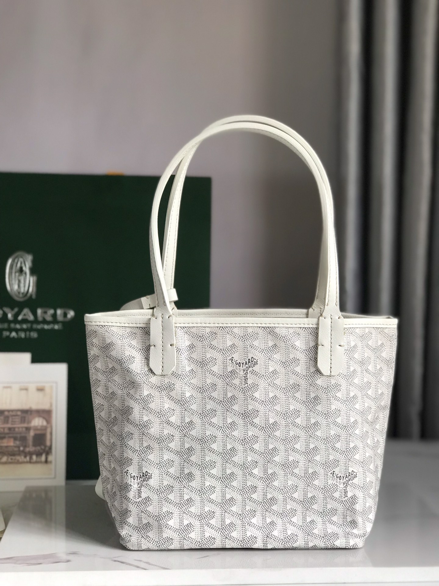 G09ard Tote bag