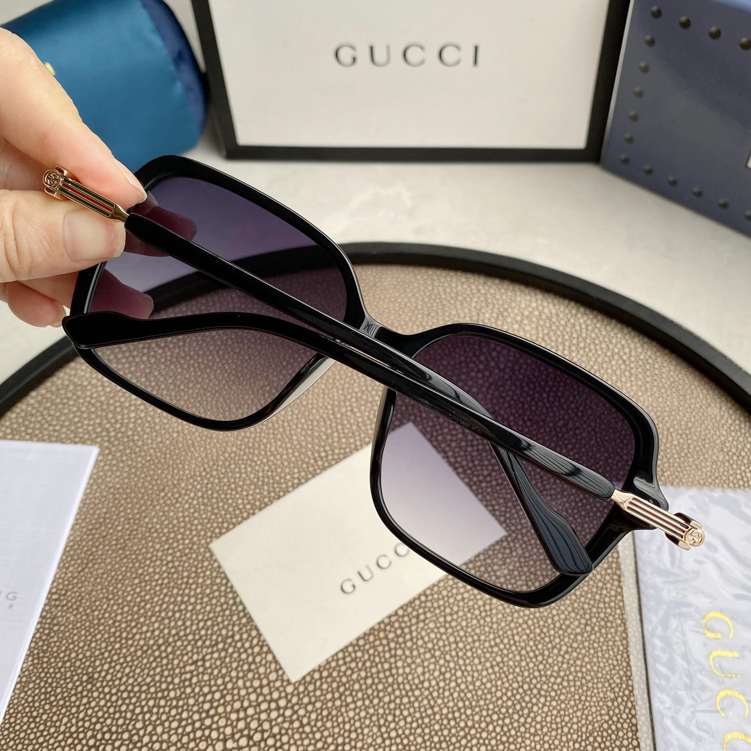 RECTANGULAR FRAME SUNGLASSES