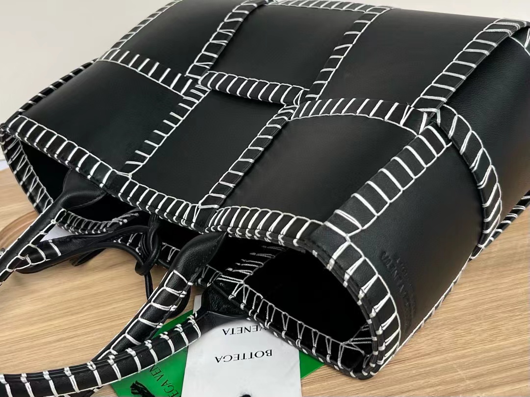 B0tt*ga Ven*ta Medium Arco Tote Bag