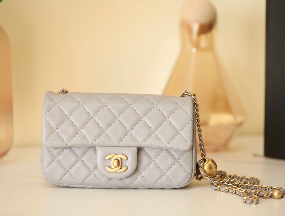 ch**el G01den ball in grey