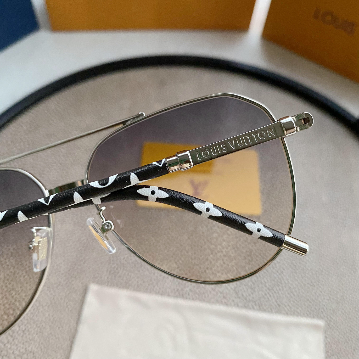 L0visVvtt0n Sunglasses