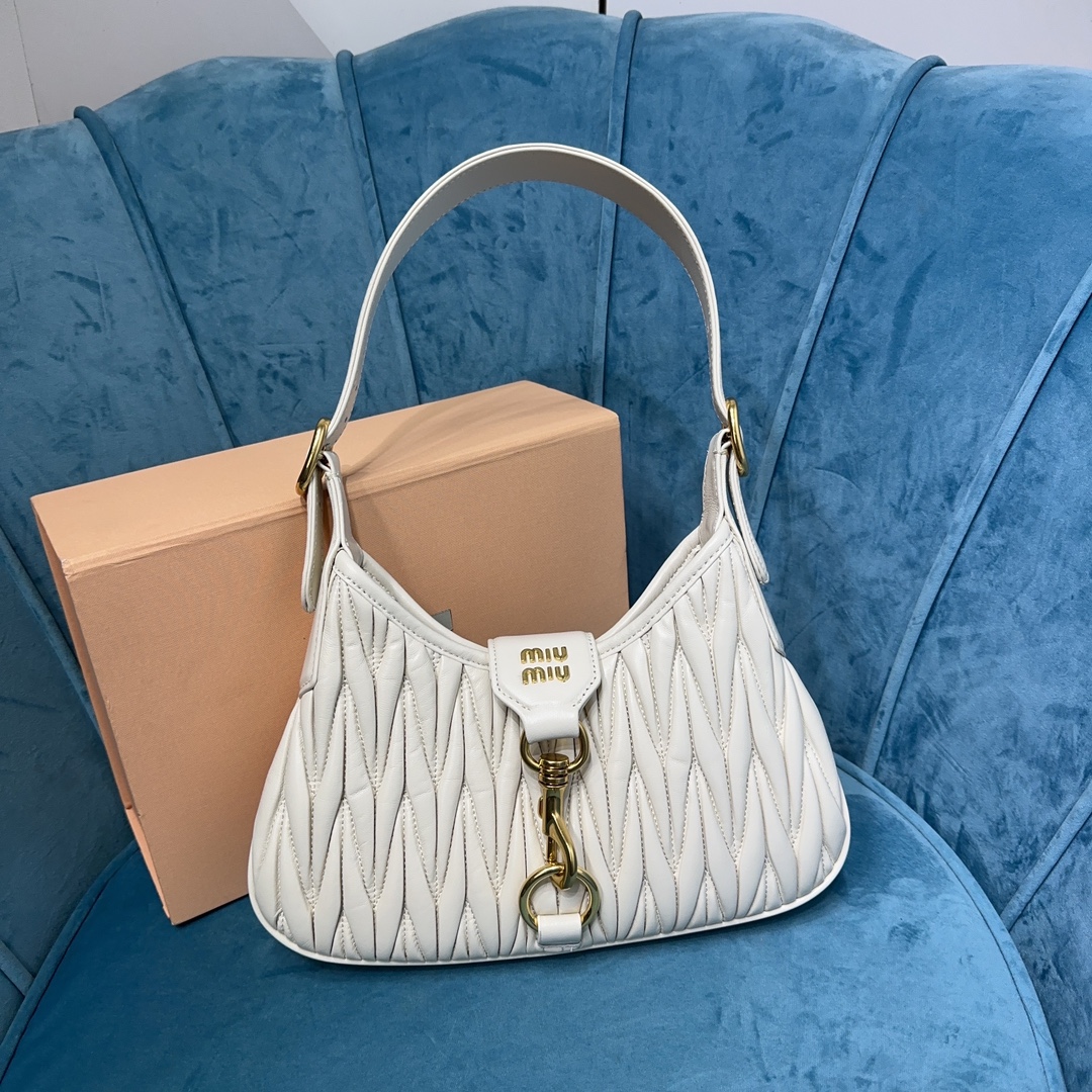 M1um1u Hobo bag