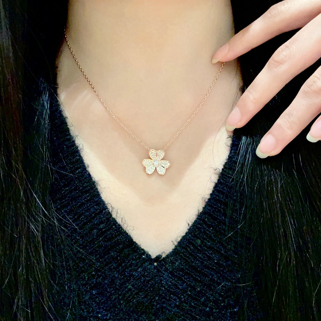 V*n Cl**f Vintage Alhambra Necklace