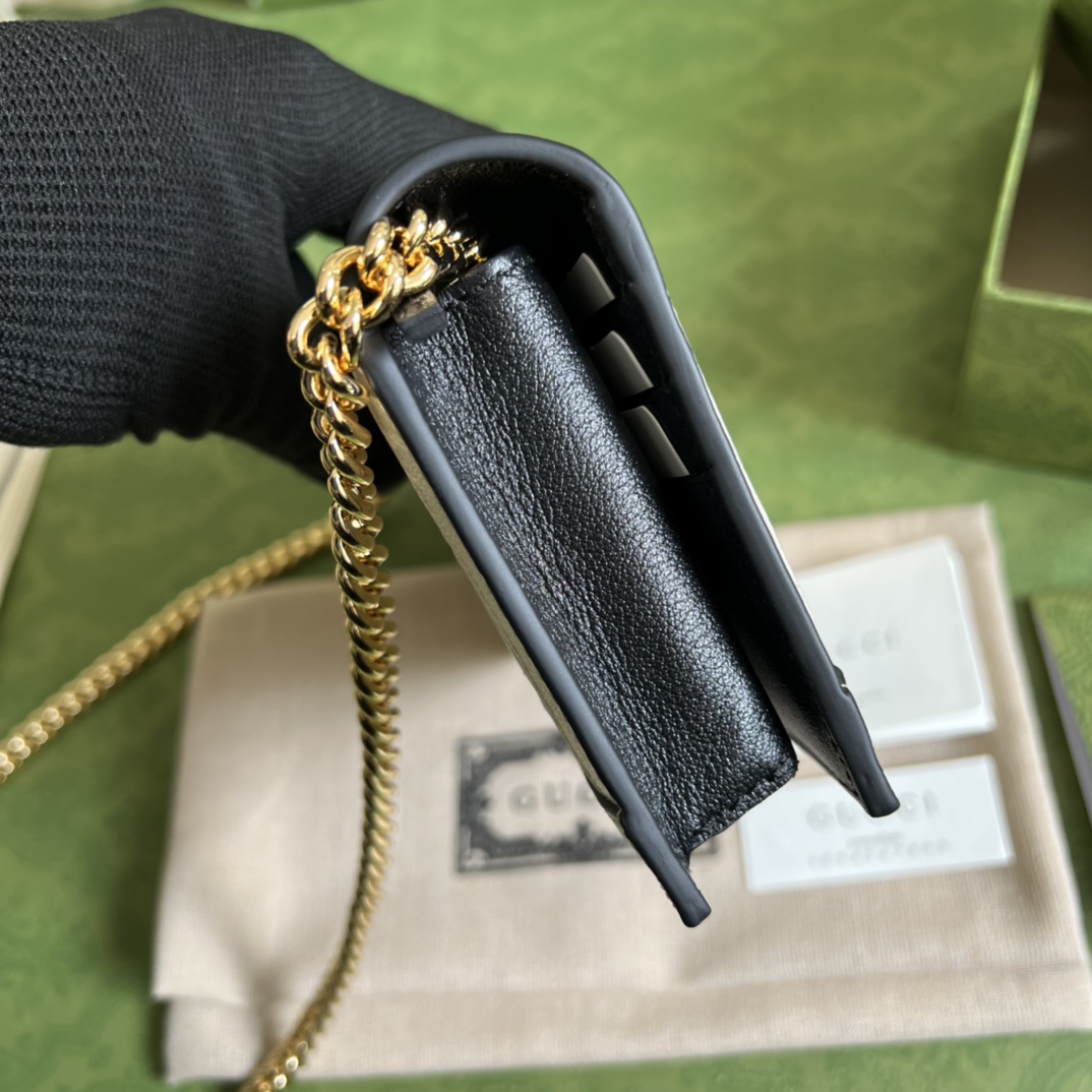 Gvc*1 Leather clutch