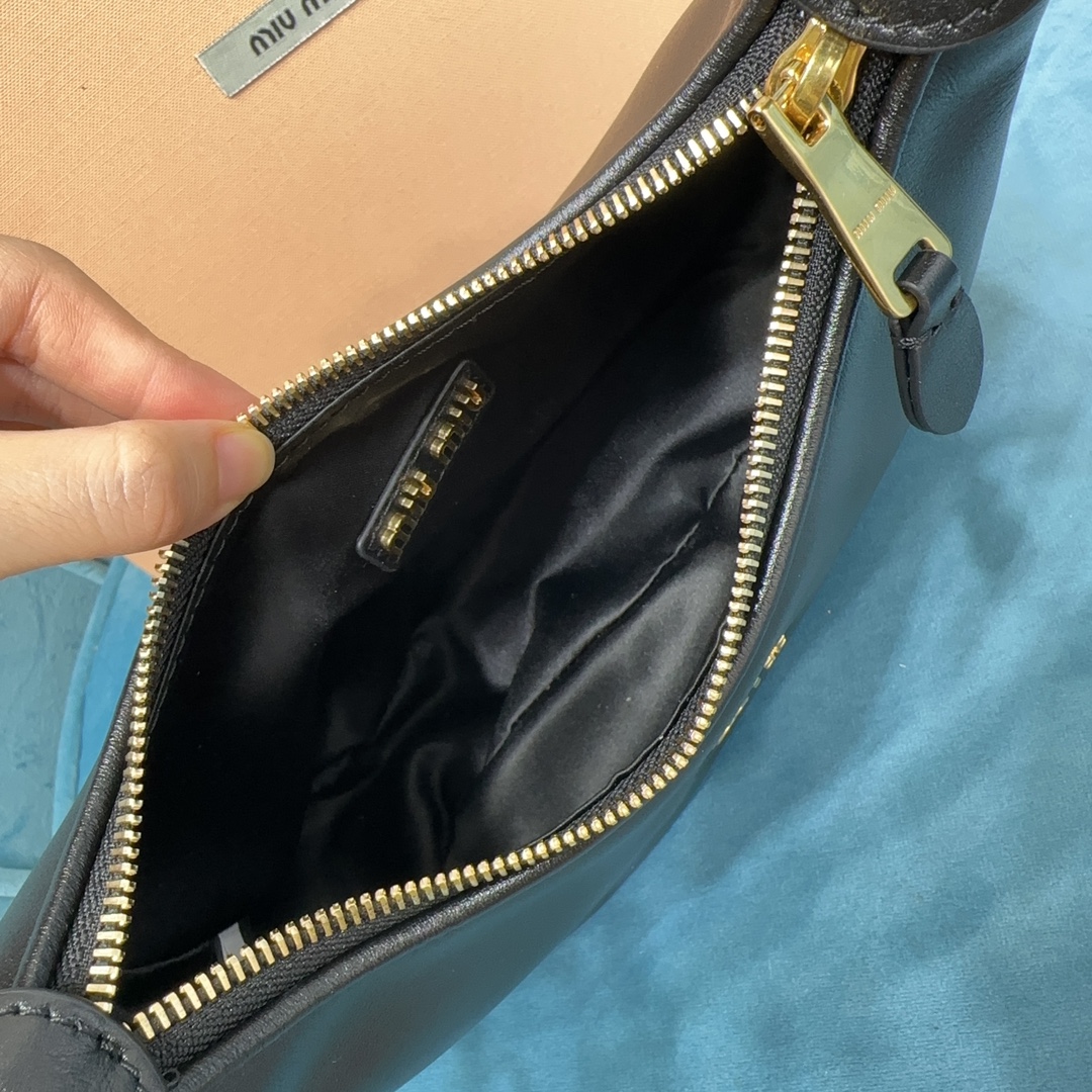 M1v hobo bag