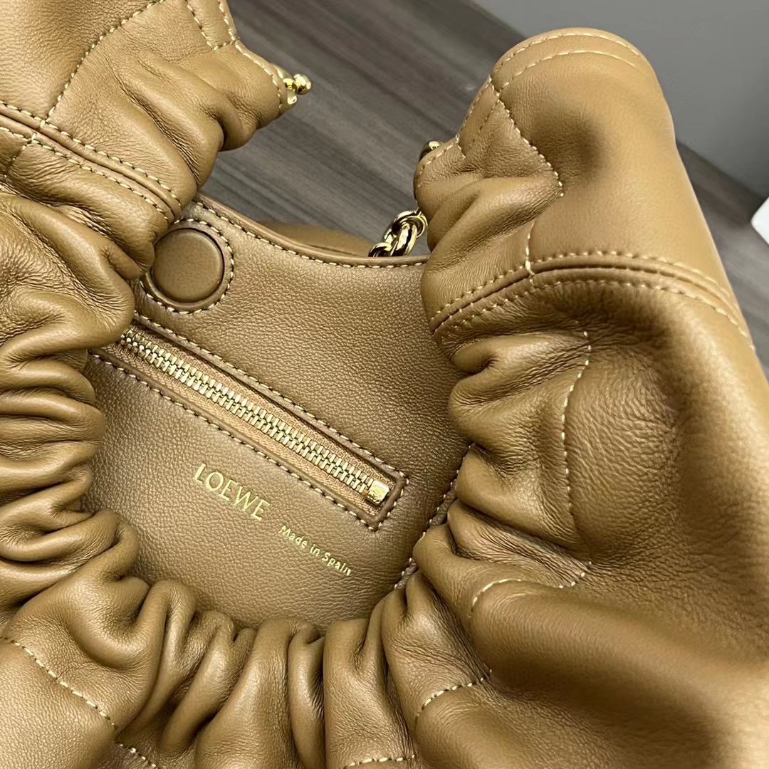 L0ew* Medium Squeeze bag in nappa lambskin