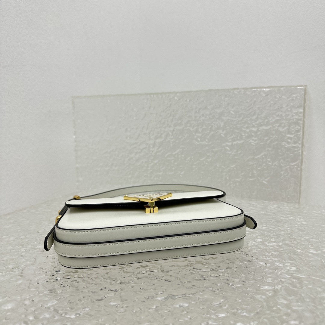 Pra*a Saffiano bag