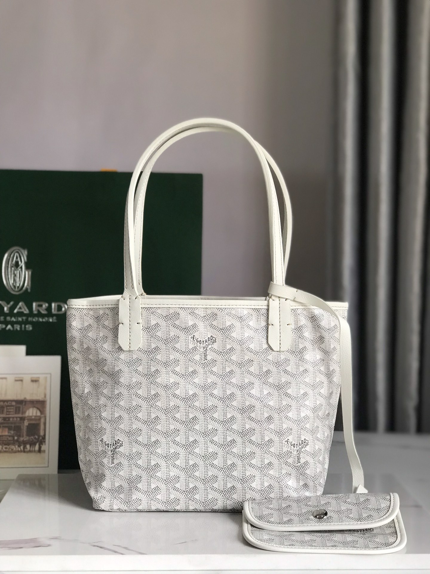 G09ard Tote bag
