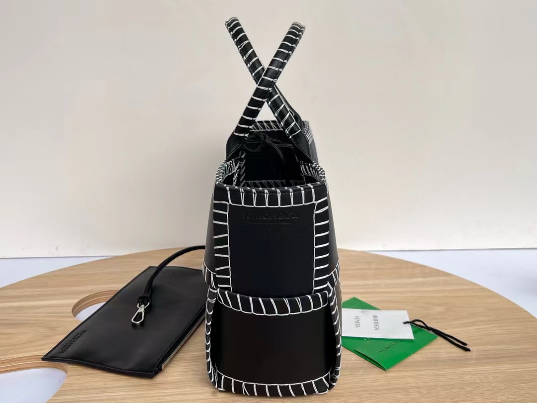 B0tt*ga Ven*ta Medium Arco Tote Bag