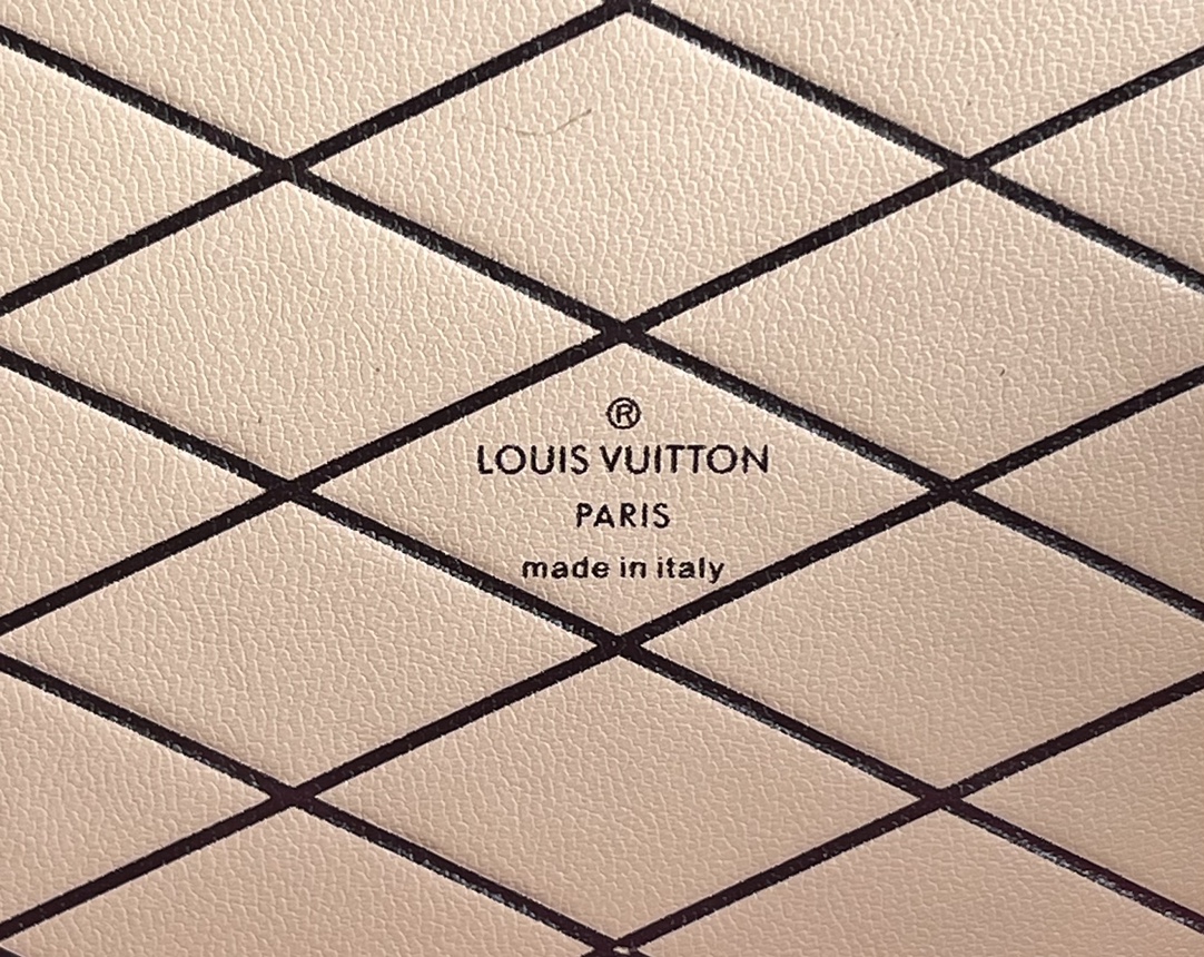 L0vis Vvtt0n LV Petite Malle Shoulder Bag