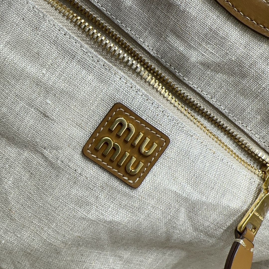 M1v hobo bag