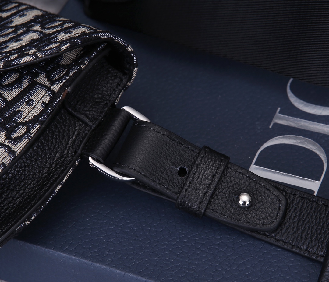 D10r Men’s Saddle Bag