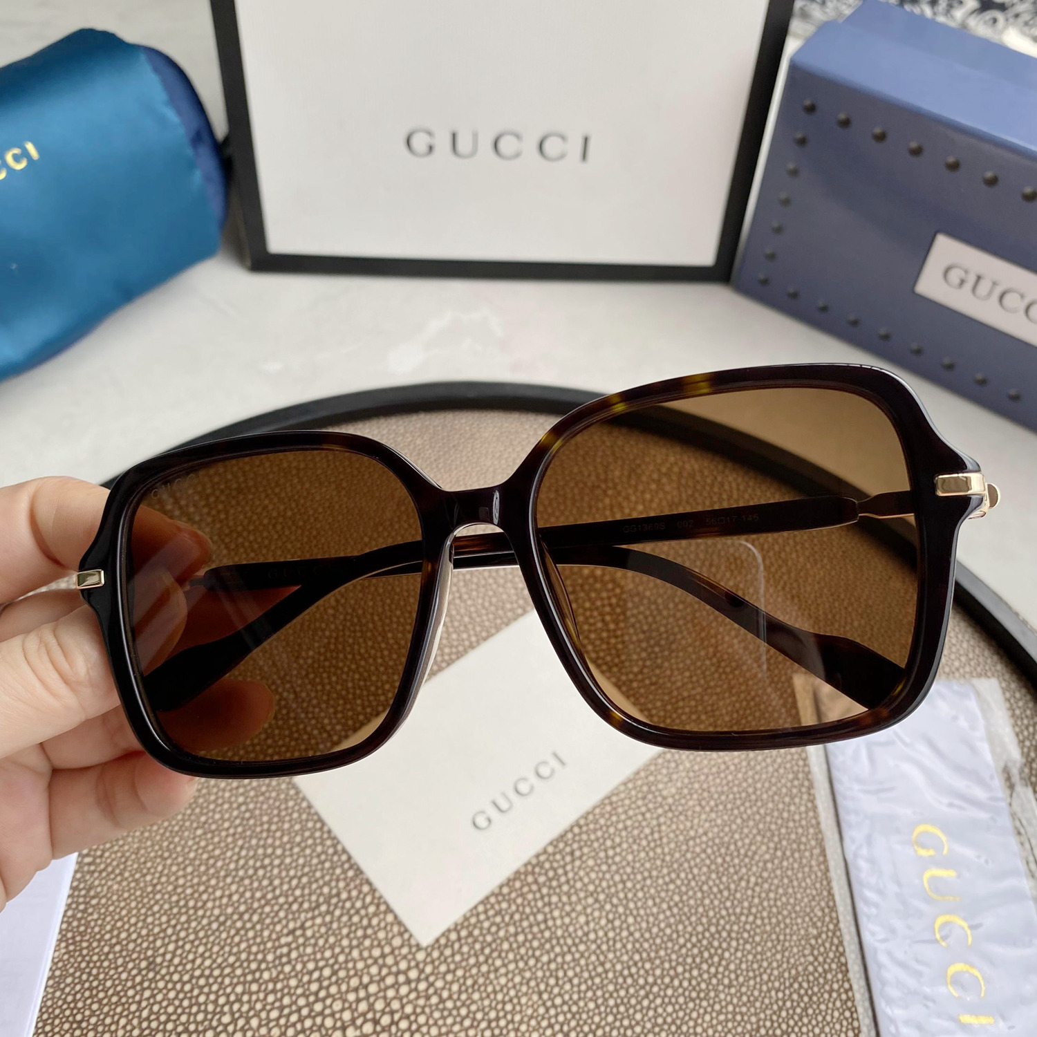 RECTANGULAR FRAME SUNGLASSES