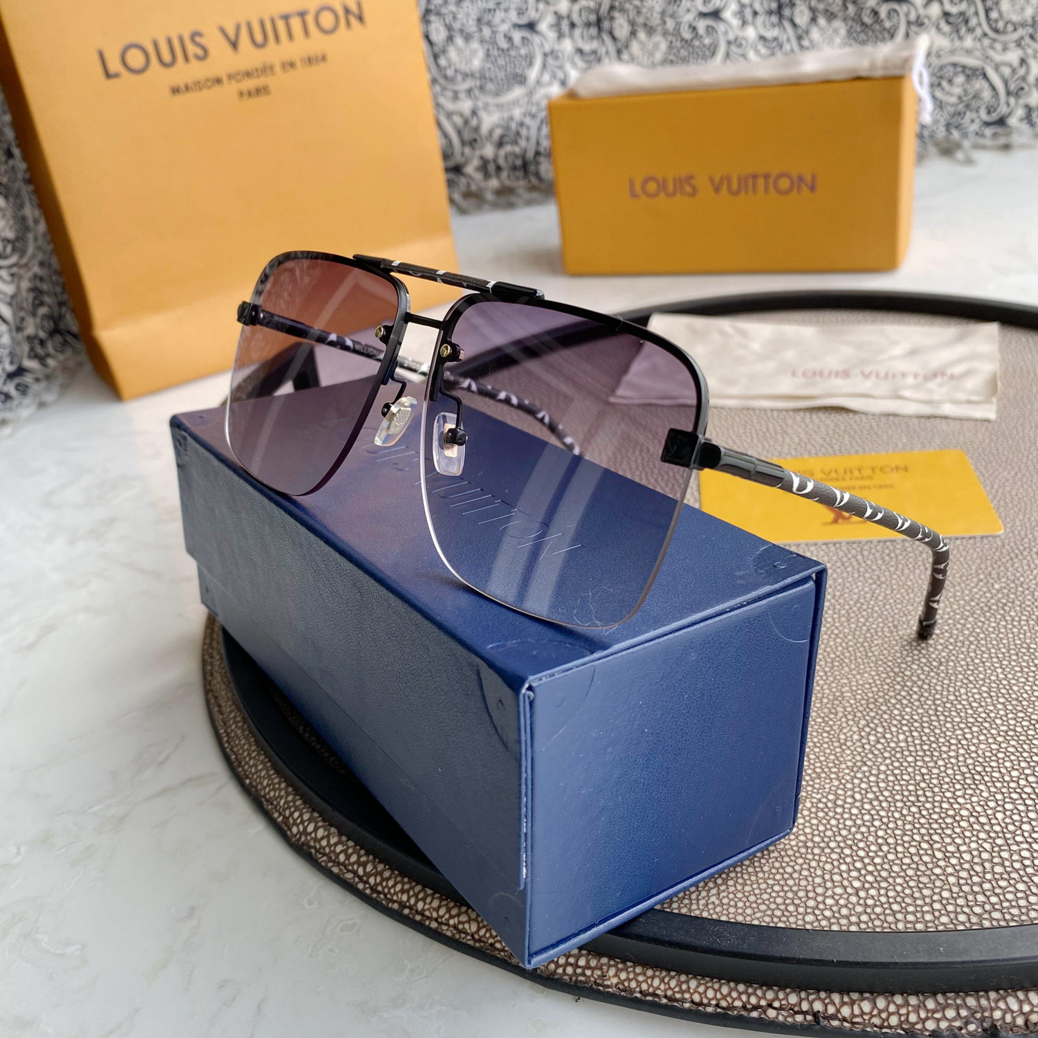 LV GOLD AVIATOR SUNGLASSES