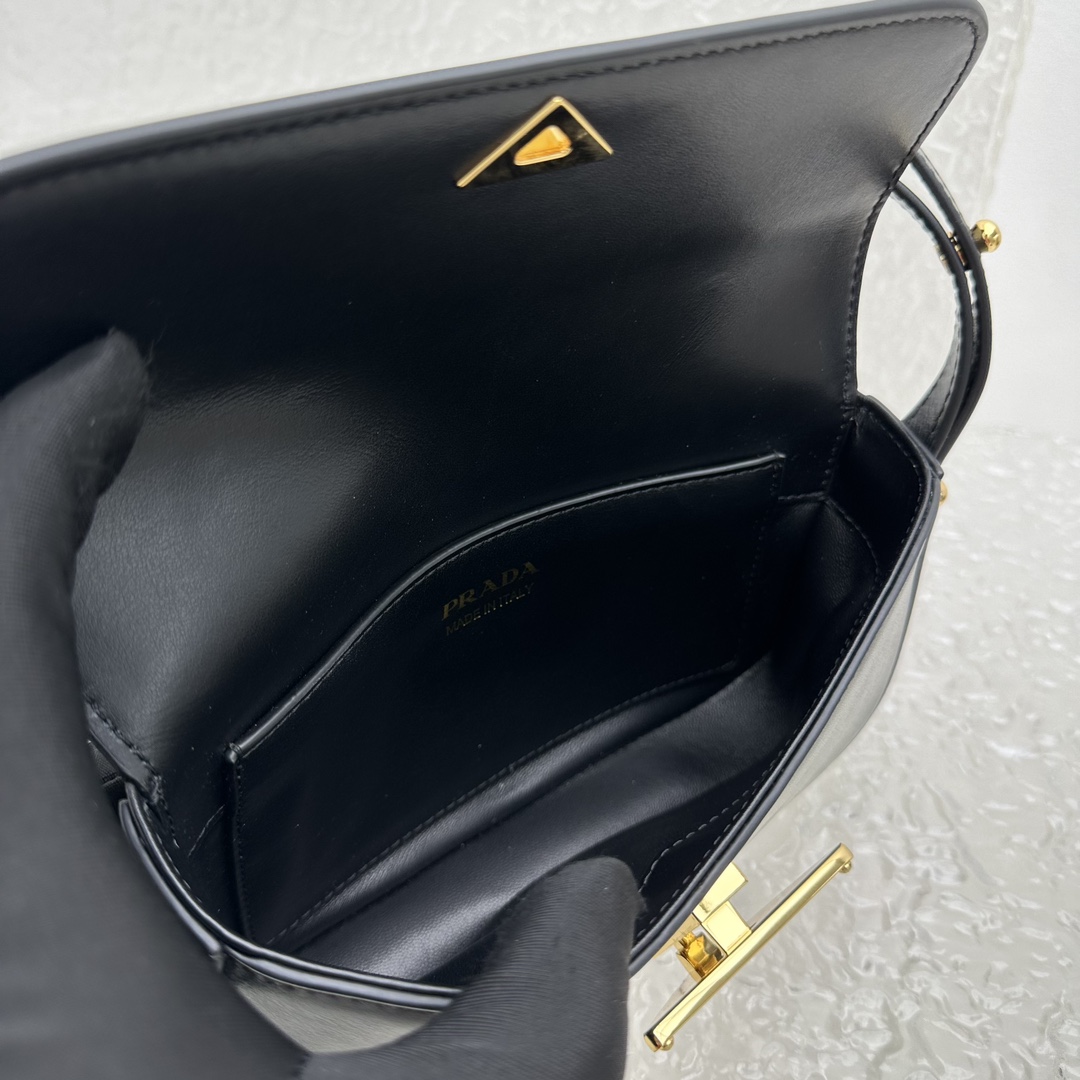 Pra*a Saffiano bag
