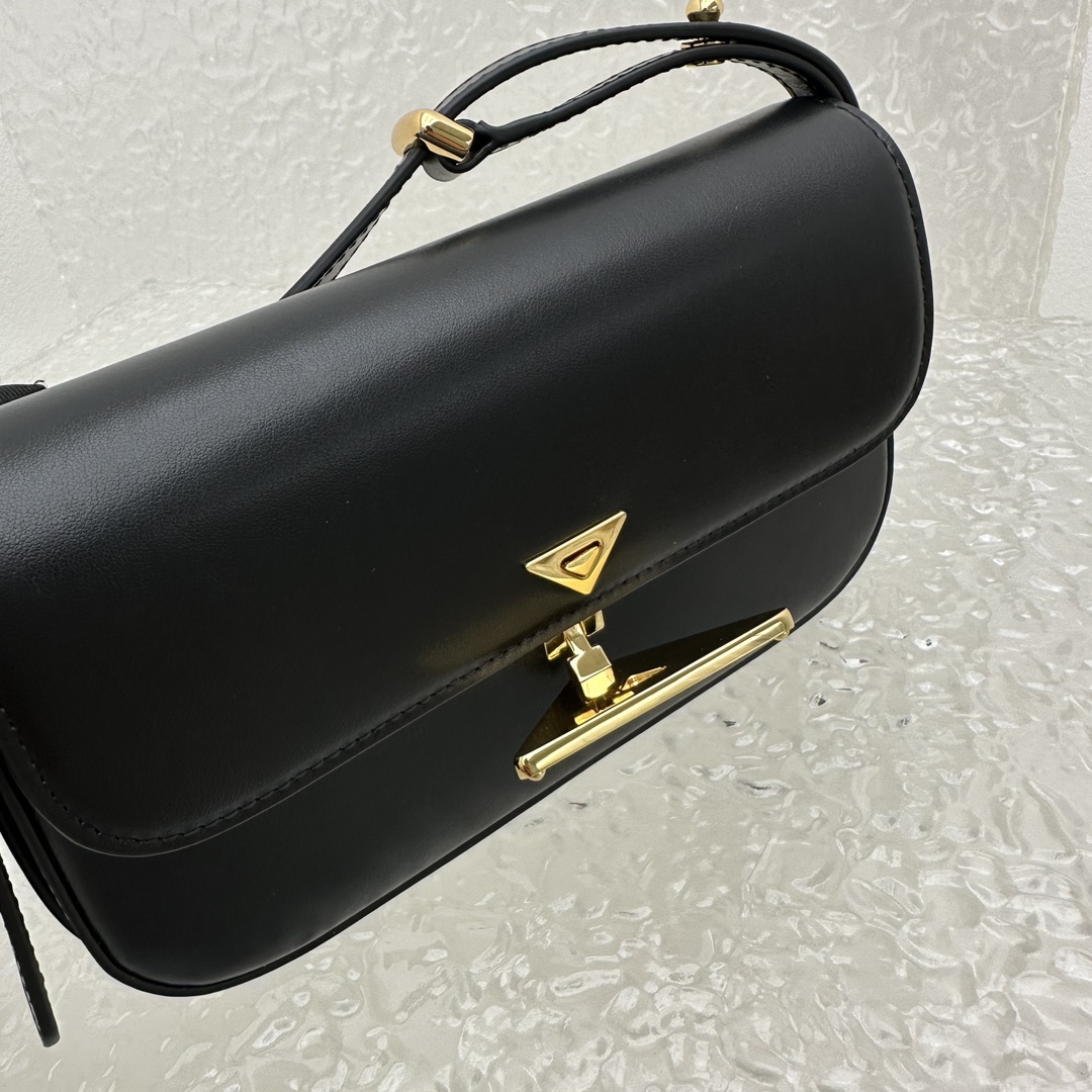 Pra*a Saffiano bag