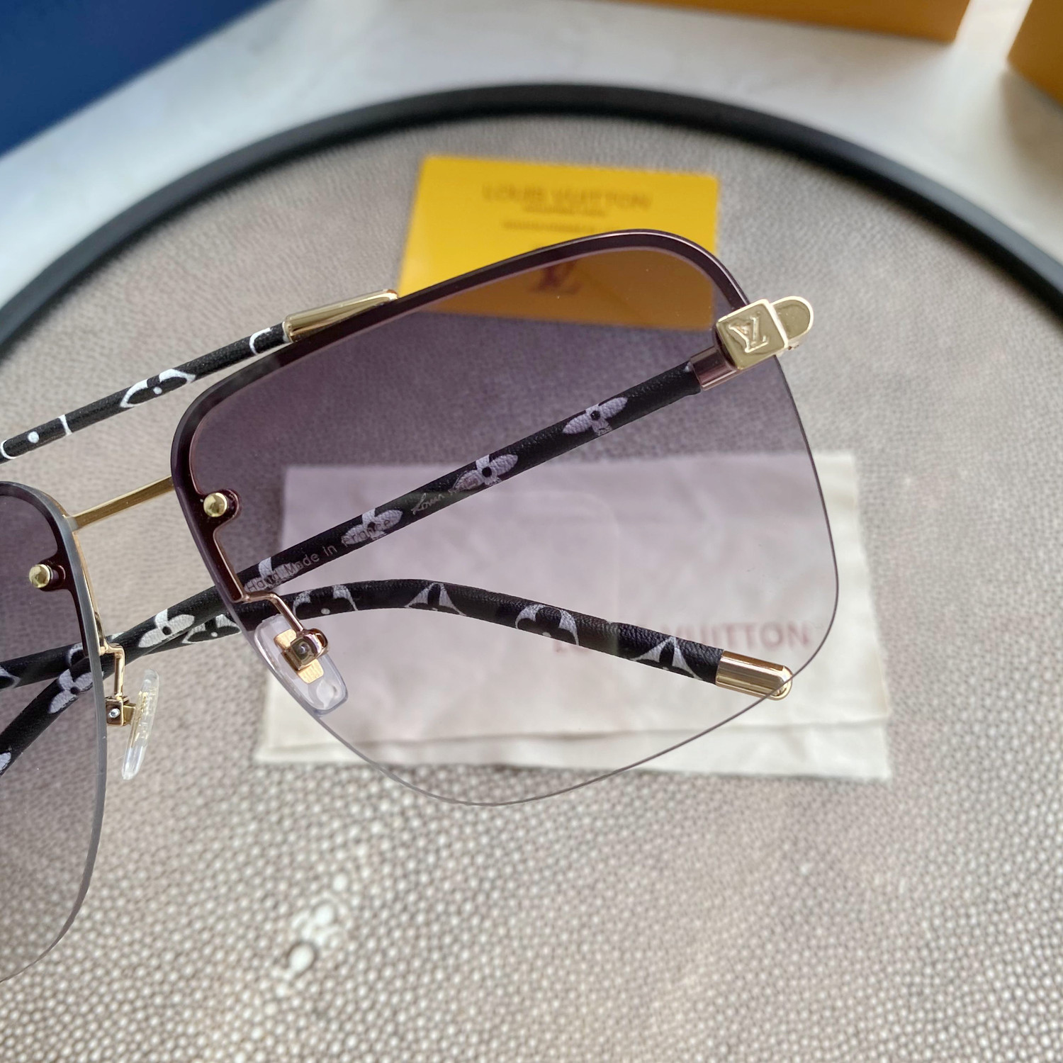 LV GOLD AVIATOR SUNGLASSES