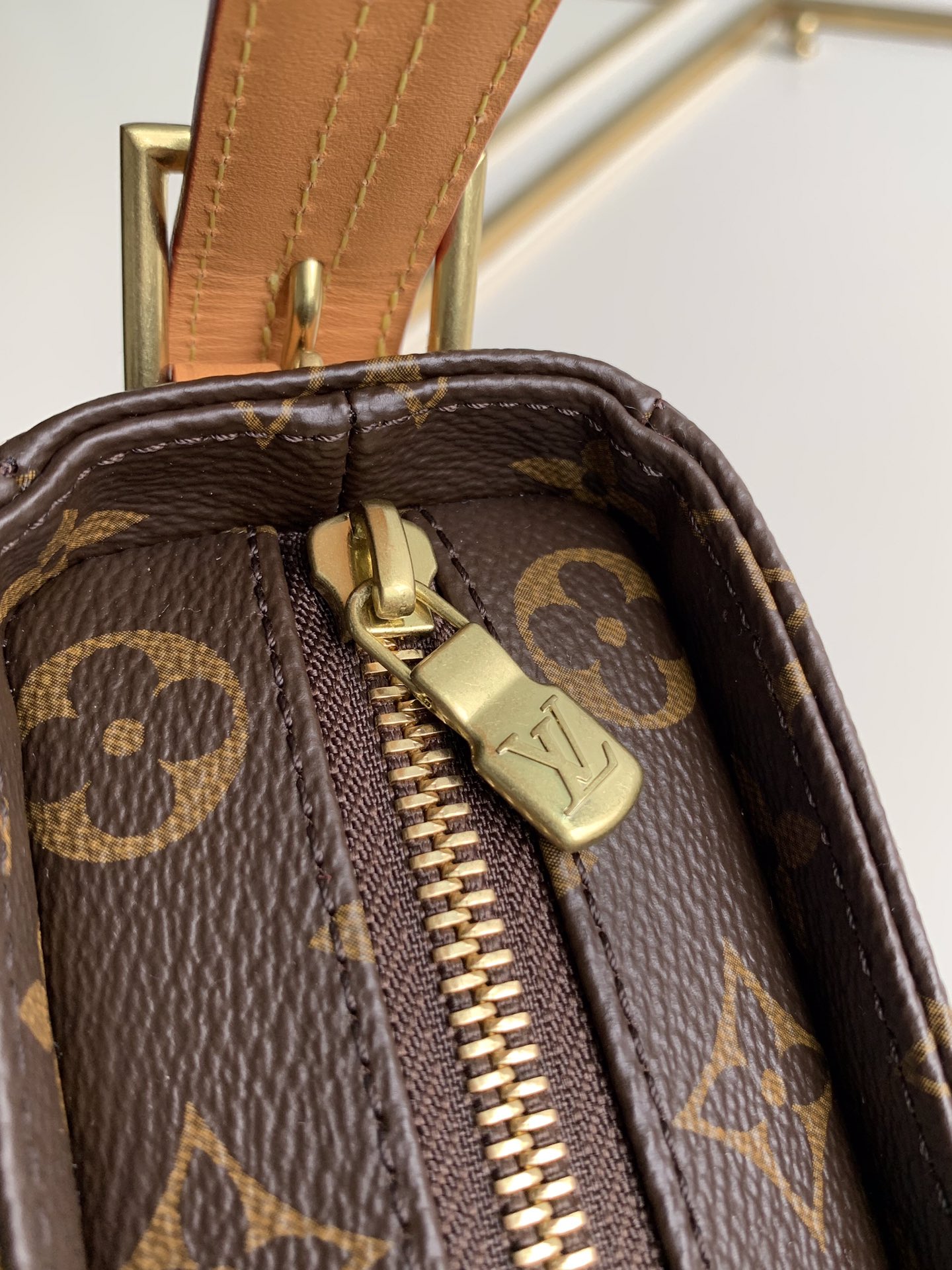 L0vis Vvtt0n Vintage Monogram Canvas Small Shoulder Bag