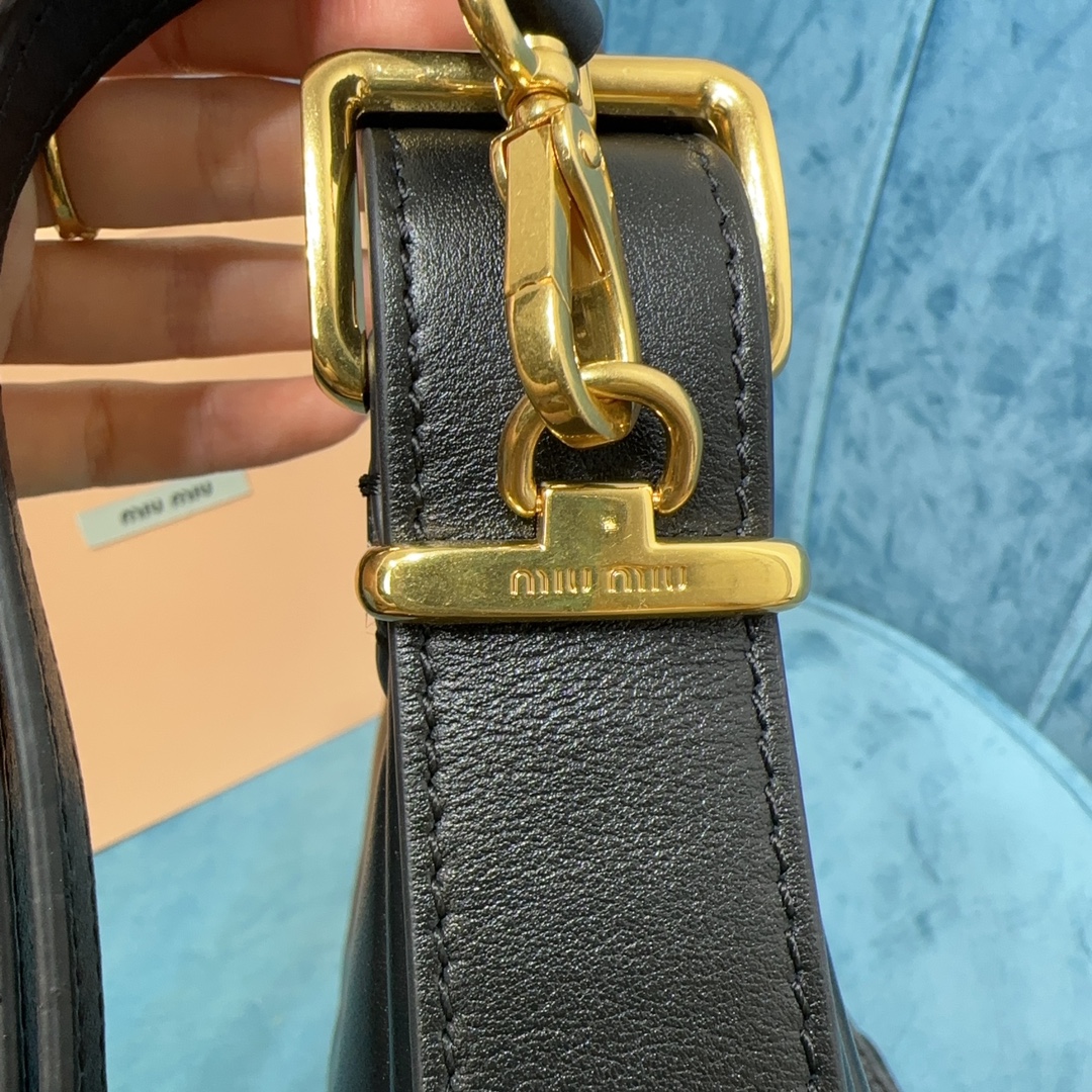 M1v hobo bag