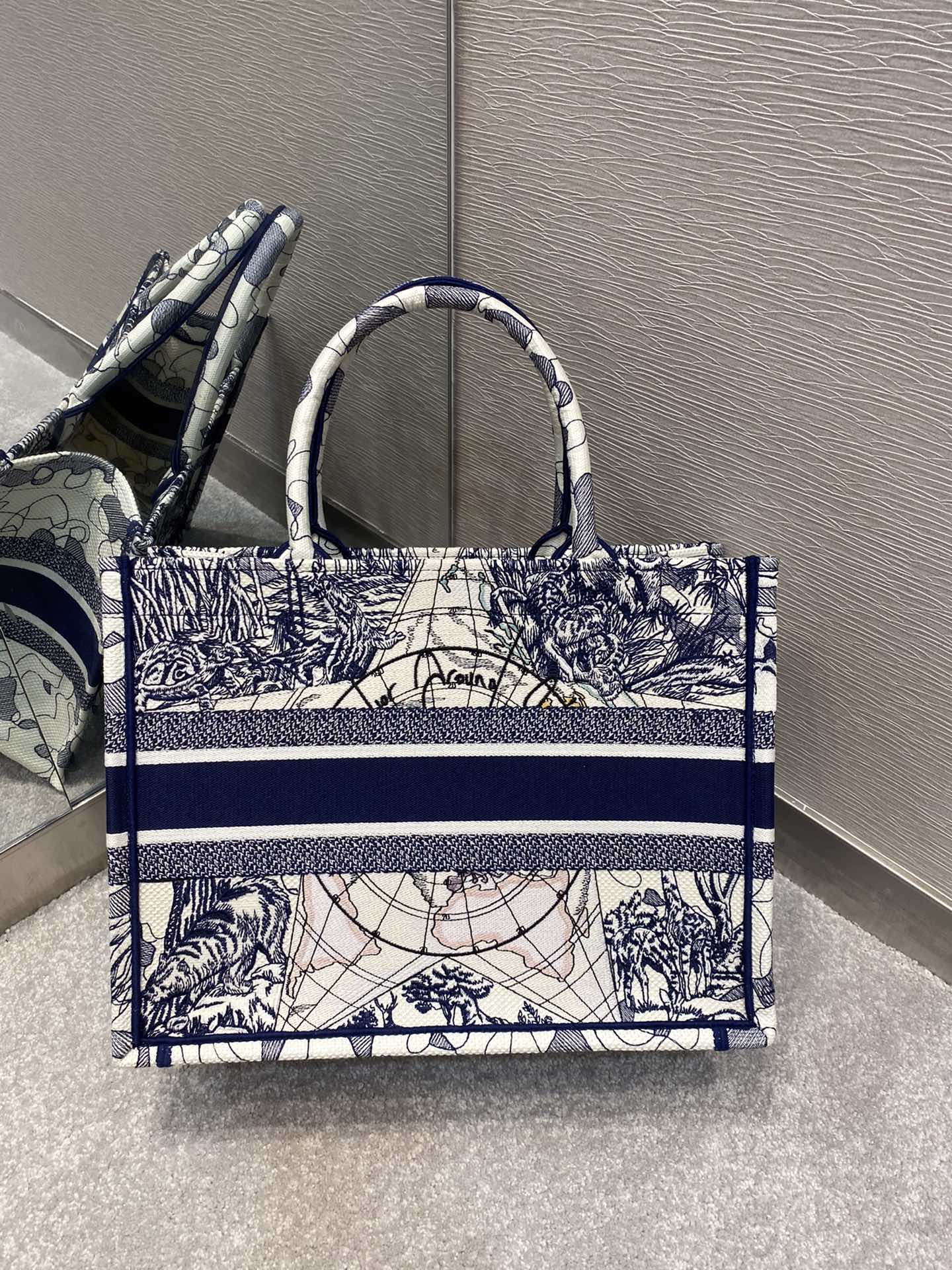 D10r Book Tote