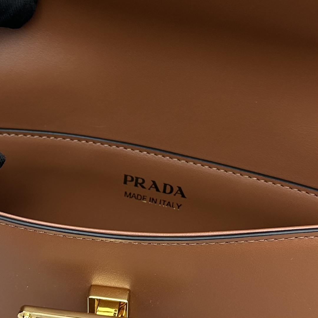 Pra*a Saffiano bag
