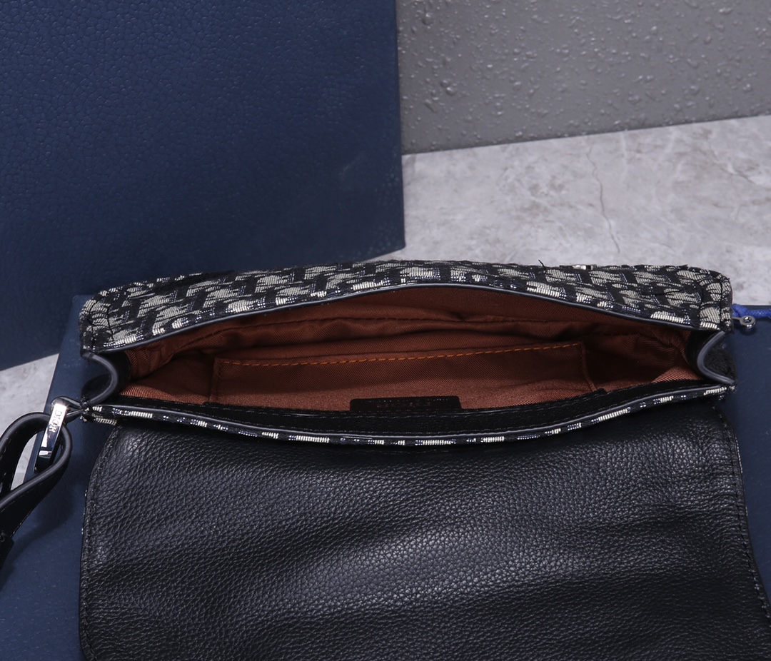 D10r Men’s Saddle Bag