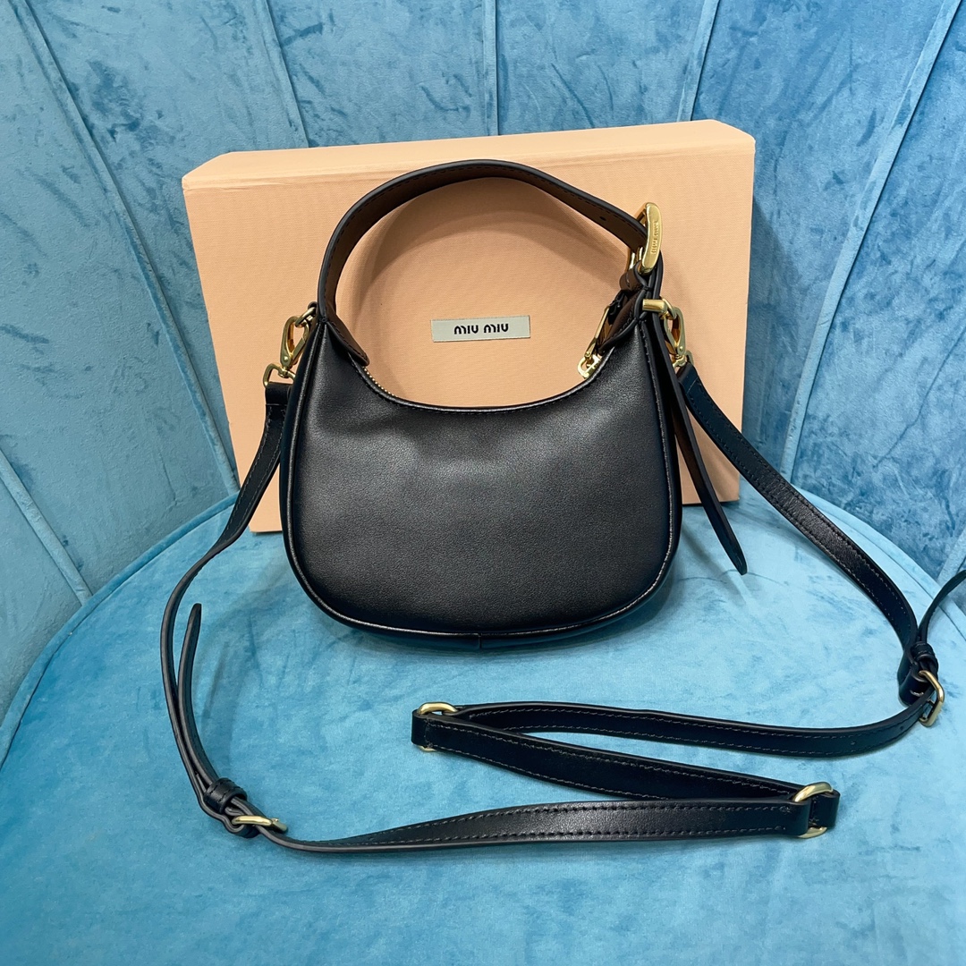 M1v hobo bag