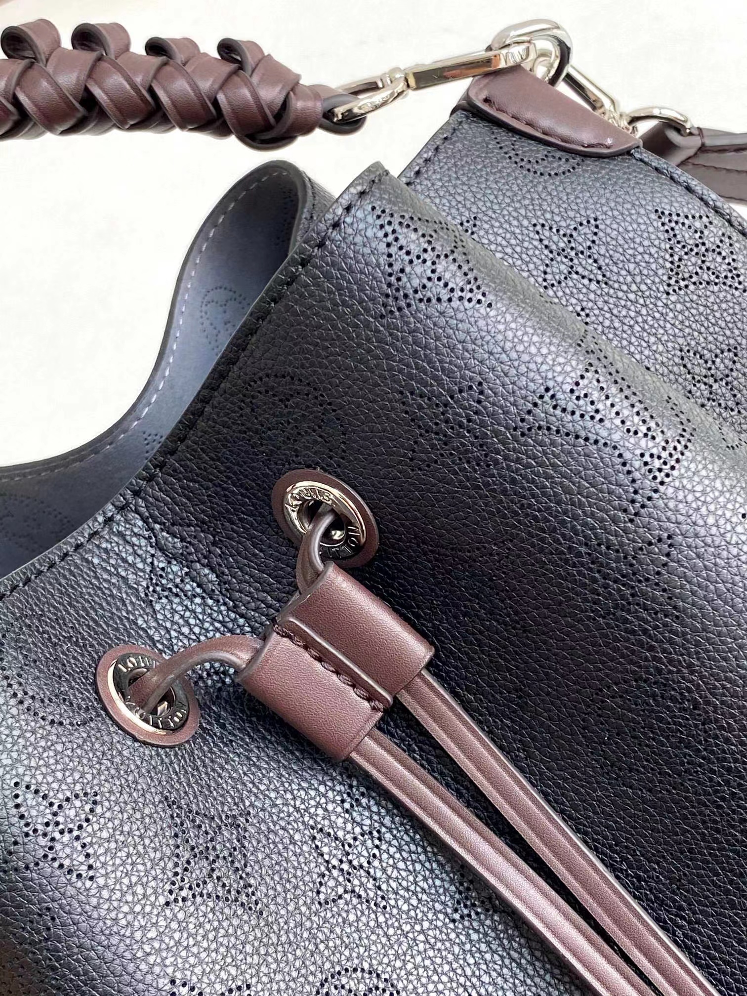 L0vis Vvtt0n Muria Bucket Bag Black