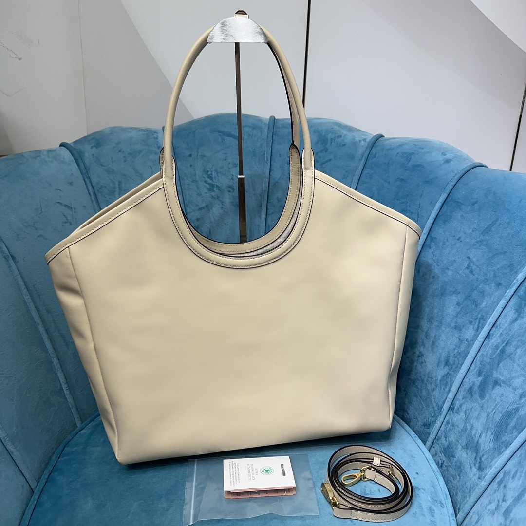 M1v hobo bag