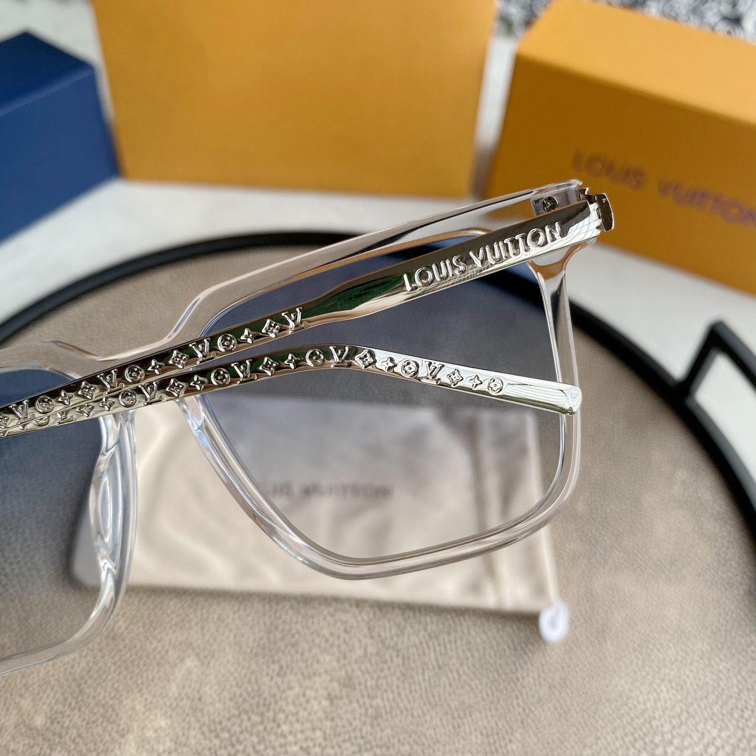 L0vis Vvtt0n | rise square sunglasses