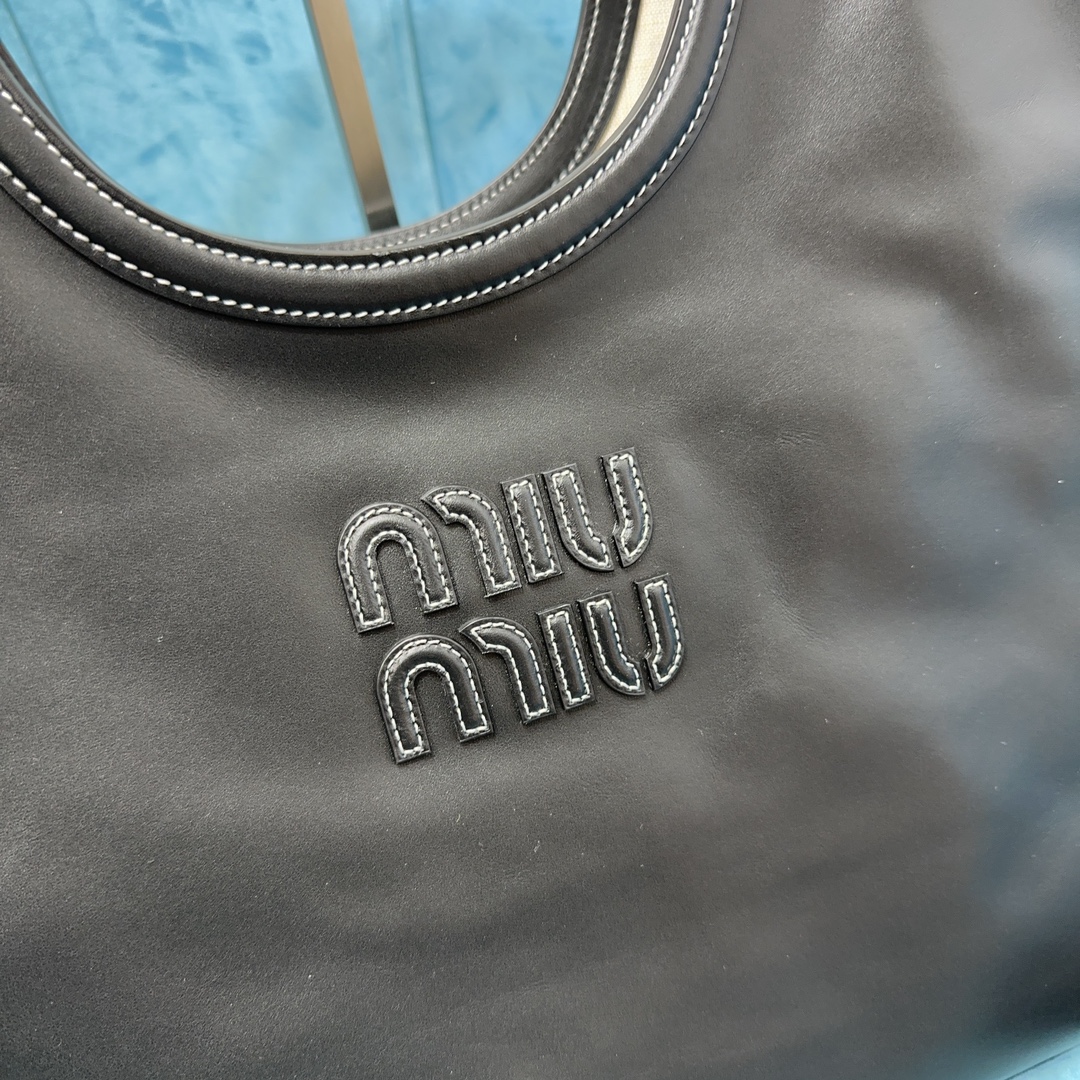M1v hobo bag