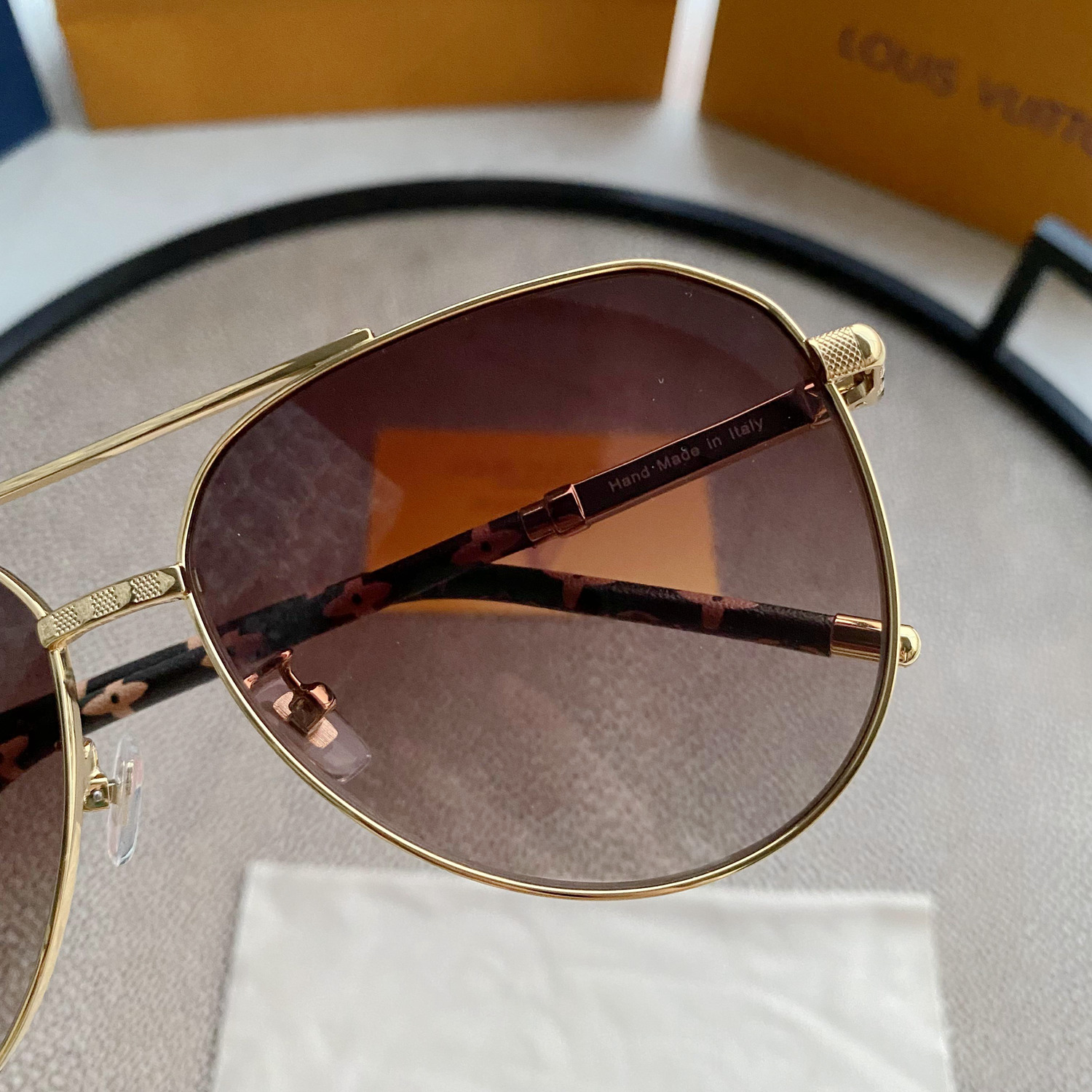 L0visVvtt0n Sunglasses