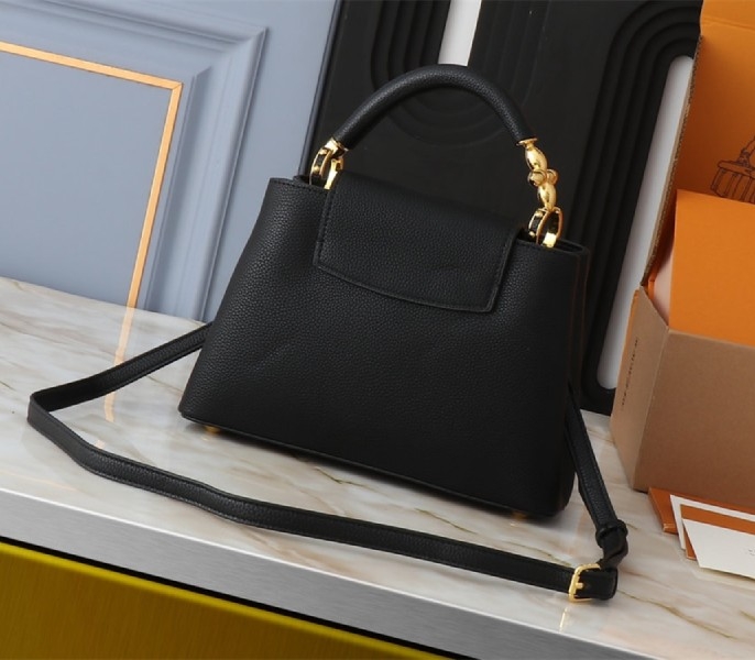 L0vis Vvtt0n Capucines BB Handbag In Black
