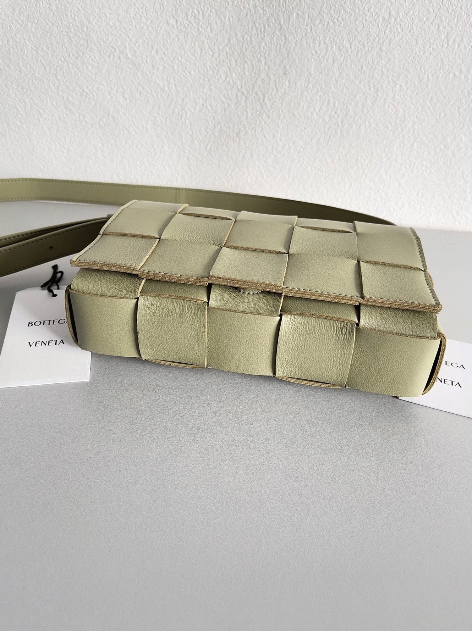 Top Quality Fake B0tt*ga Ven*ta Cassett Bag In Travertine