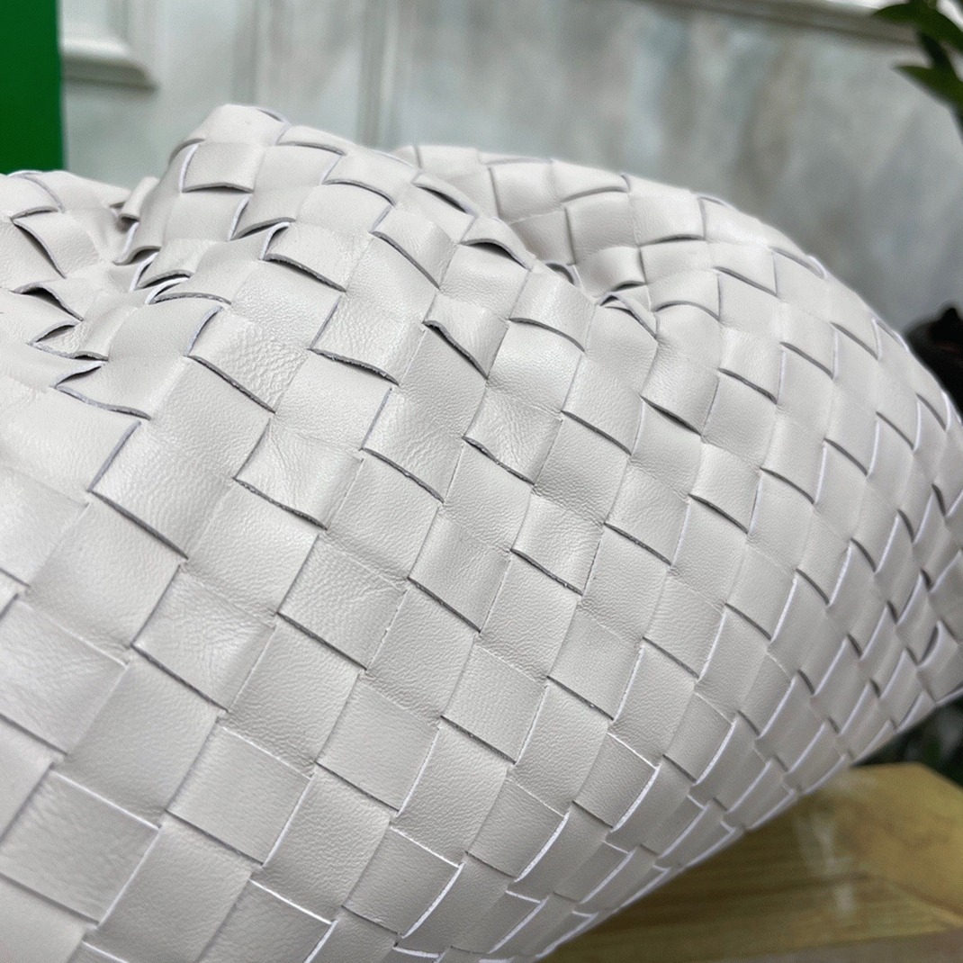 Replica B0tt*ga Ven*ta Large Pouch Clutch Bag White
