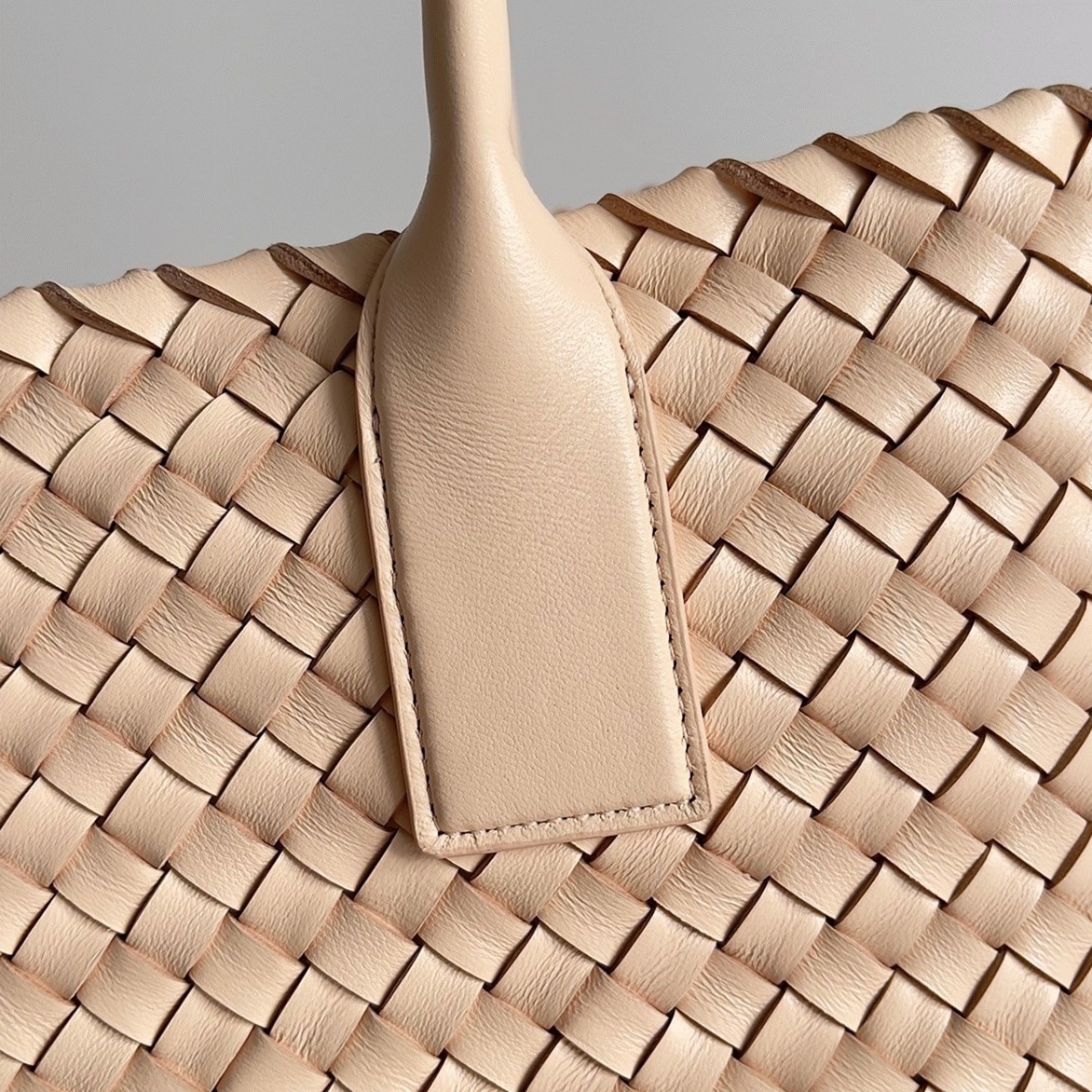 Top Quality Faux B0tt*ga Ven*ta Cabat Medium Bag In Melon Intrecciato Lambskin