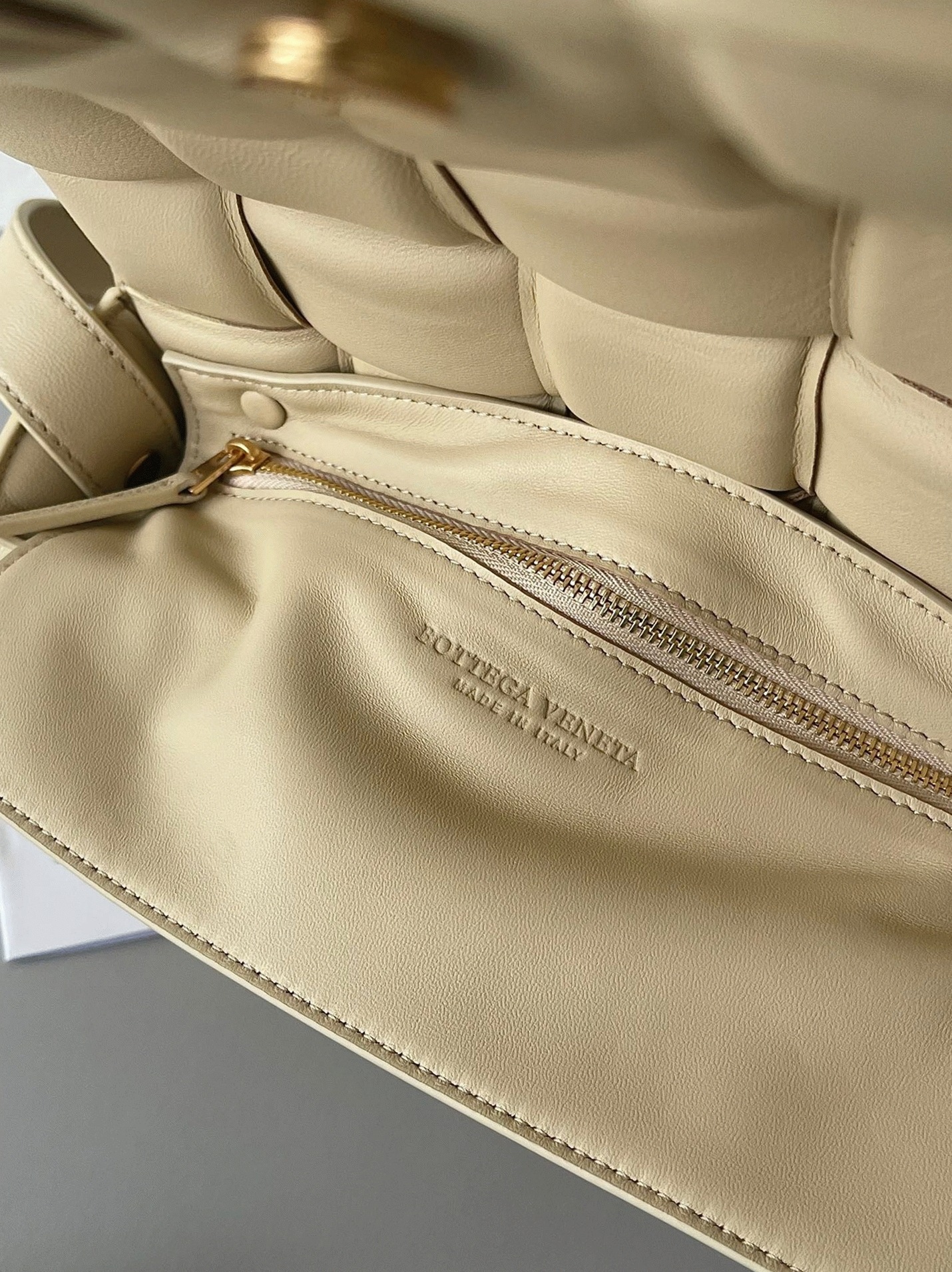 Top Quality Knockoff B0tt*ga Ven*ta Padded Cassette Bag In Porridge