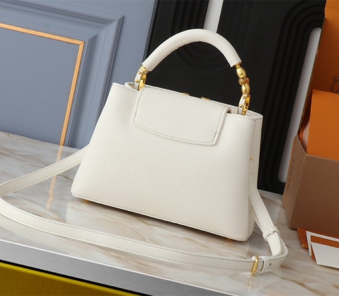 L0vis Vvtt0n Capucines BB Handbag In Quartz White
