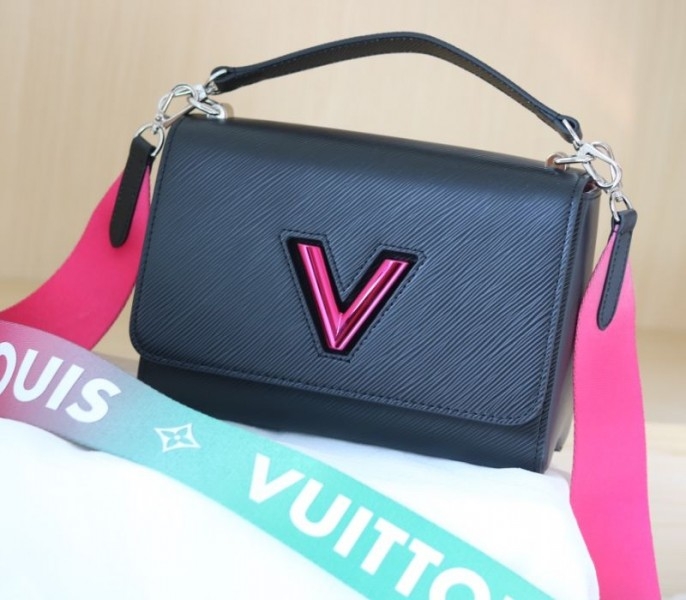 L0vis Vvtt0n Epi Leather Twist MM Handbag In Black With Gradient Strap