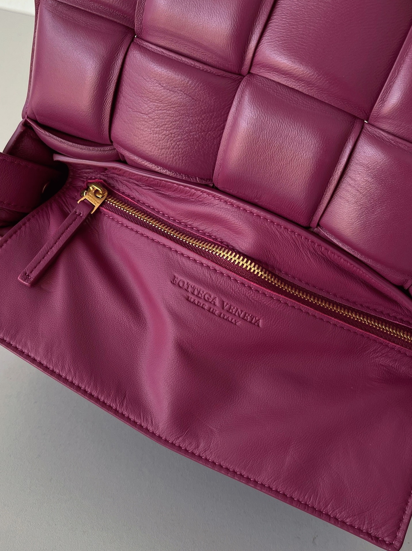 Top Quality Imitation B0tt*ga Ven*ta Padded Cassette Bag In Cinnabar