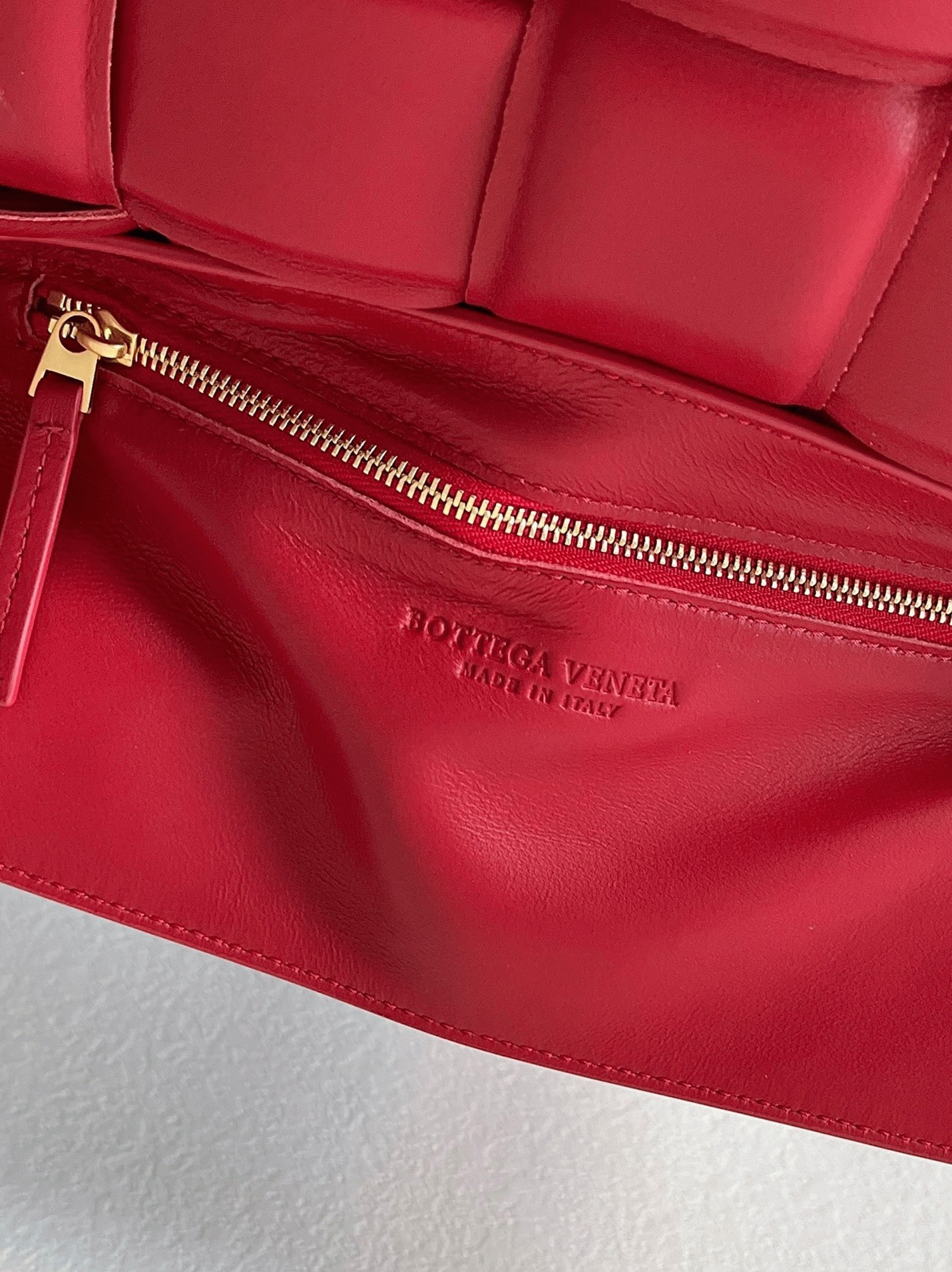 Top Quality Knockoff B0tt*ga Ven*ta Padded Cassette Bag In Red